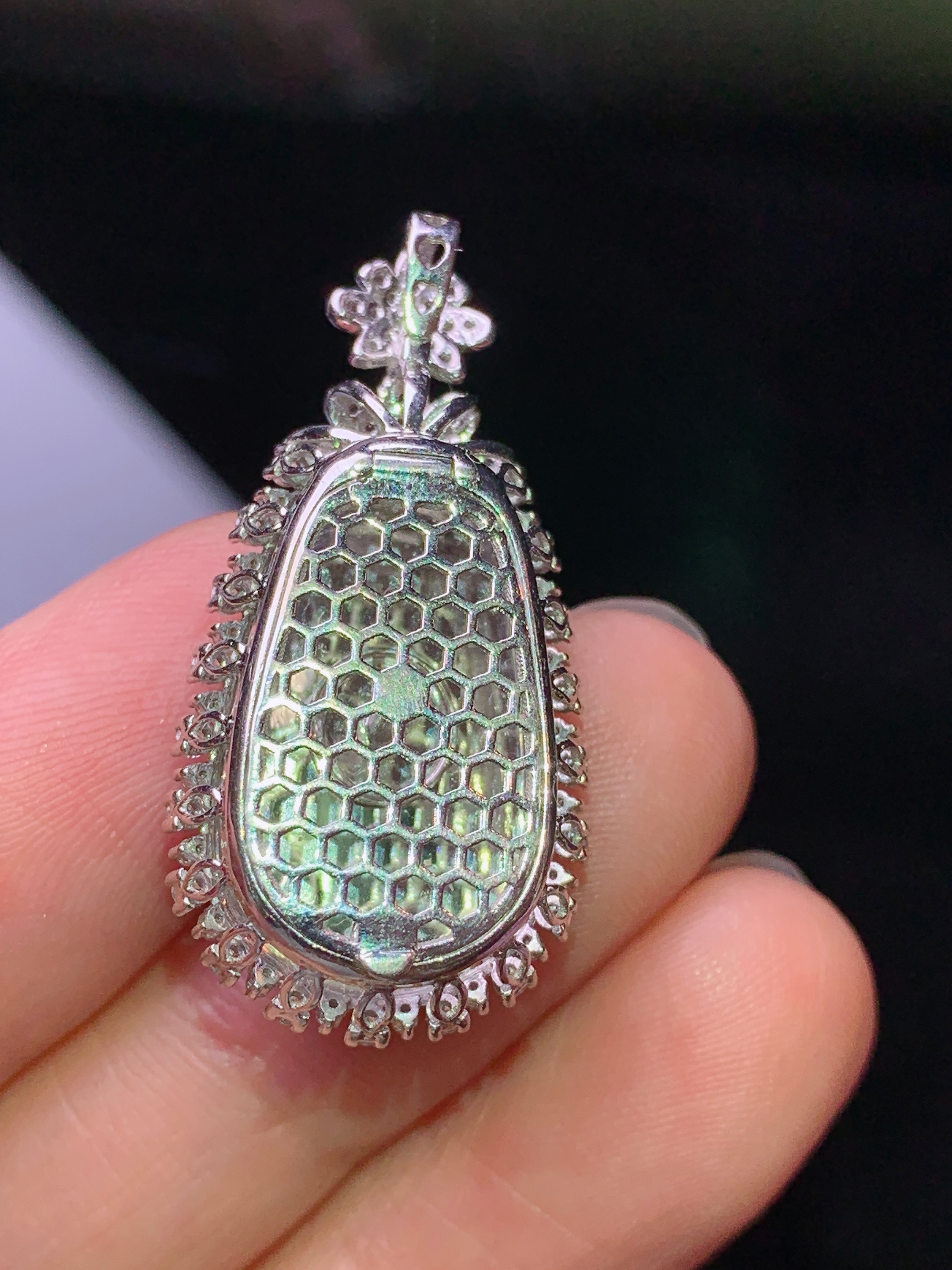 18k金钻镶嵌翠绿如意吊坠 玉质细腻 色泽艳丽清新 水润亮眼 整体尺寸31.8*15.8*9k1