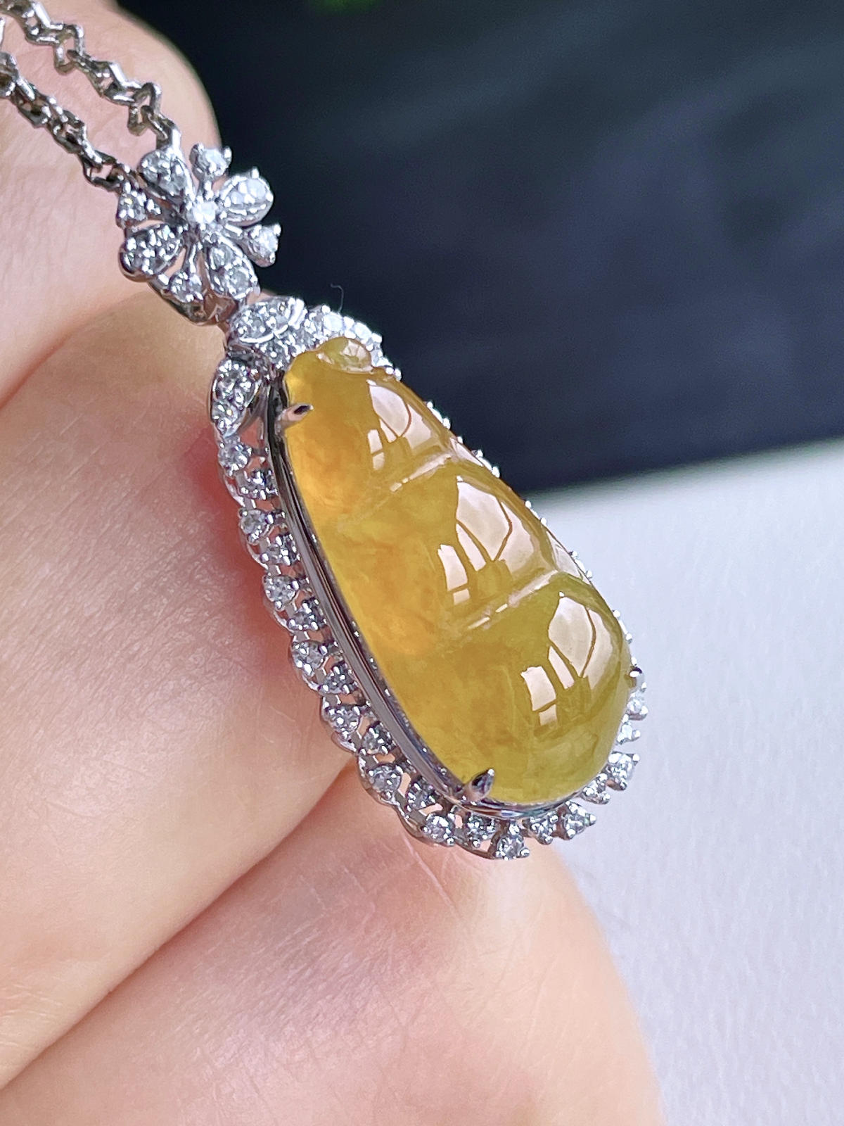 【镶嵌】冰黄翡豆子黄翡福豆吊坠  
【说明】缅料 18k金镶嵌 性价比高  
【整体】28-11-9.4
【裸石】17.4-8.2-4