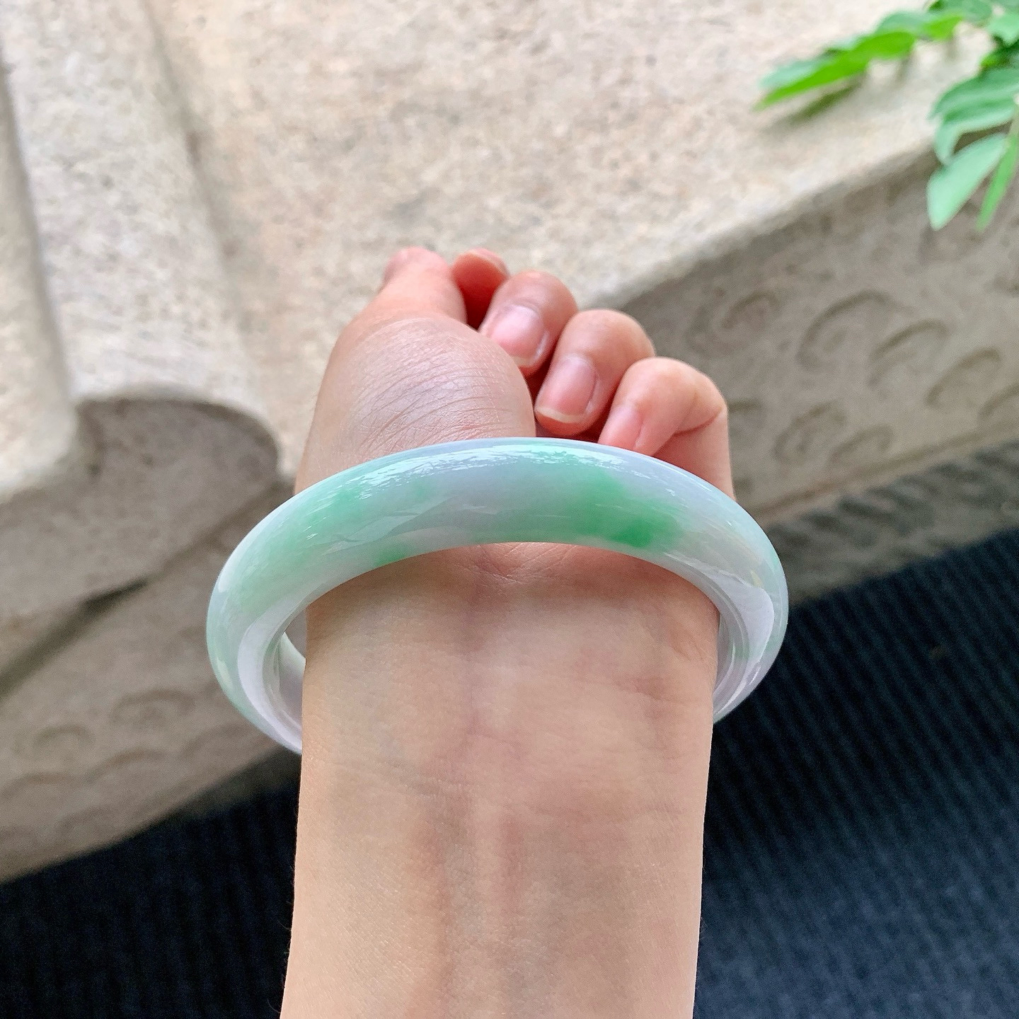 正圈61 62
【圈口】62.7/12.5/9.3
【描述】春彩，水润，种老，细腻，无纹裂！