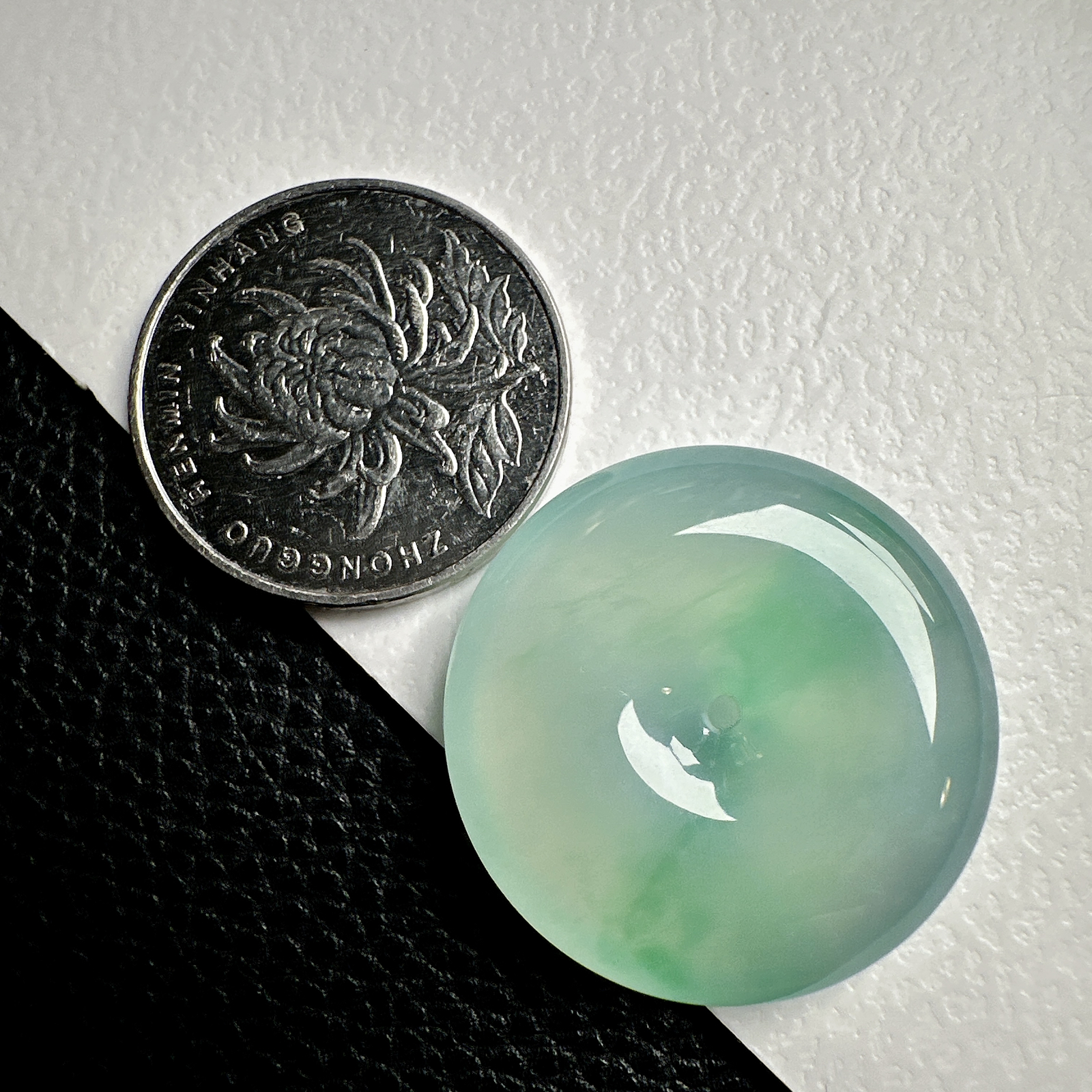 【冰种飘淡绿平安扣】质地细腻，品质很好，冰感十足，胶感明显，收藏品质。