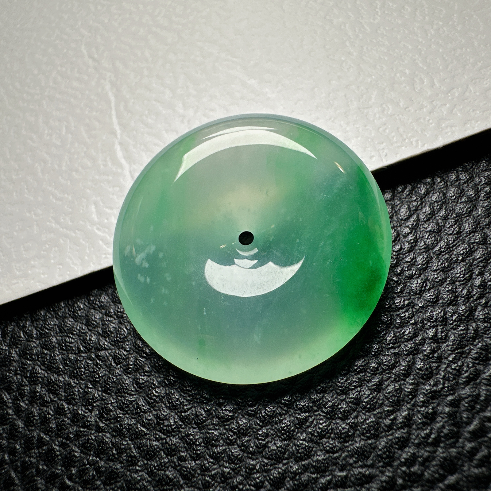 【冰种飘阳绿平安扣】质地细腻，品质很好，冰感十足，胶感明显，收藏品质。