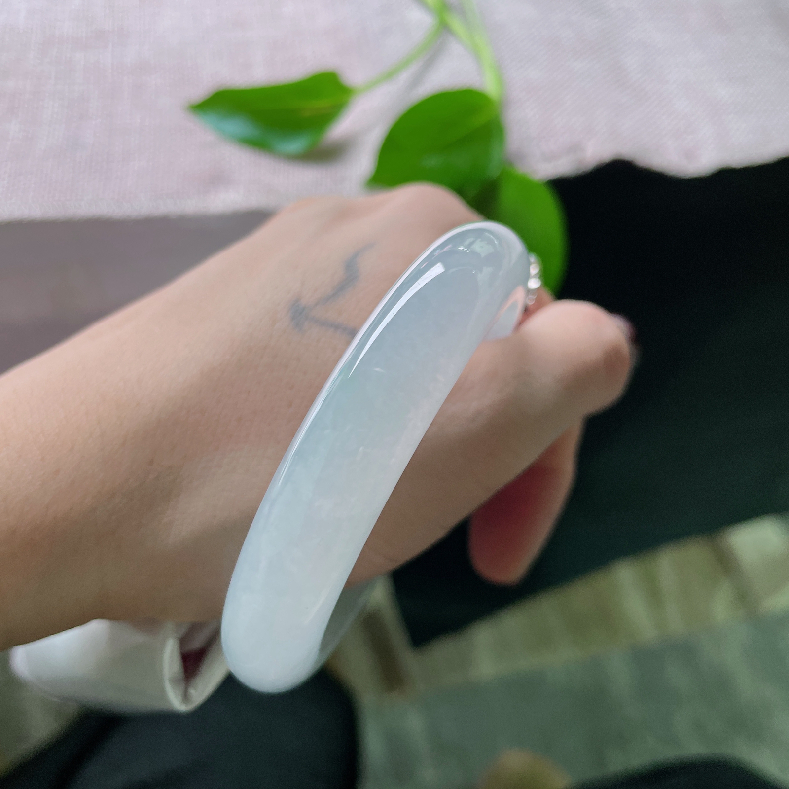 54.6/12/8.3，冰紫正圈，种老，晶莹剔透，带着亘古的寒与光，腕上生烟..