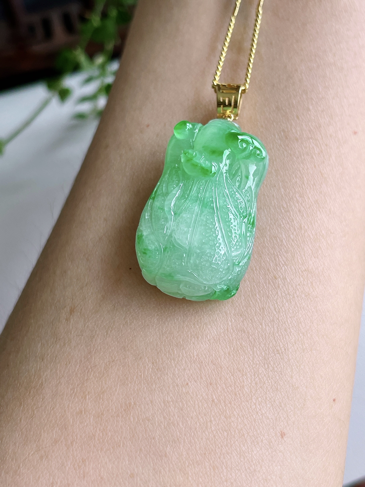 【镶嵌】冰飘绿花白菜百财吊坠  
【说明】缅料 18k金镶嵌 性价比高  飘花
【整体】38.8
【裸石】30.3-18-11