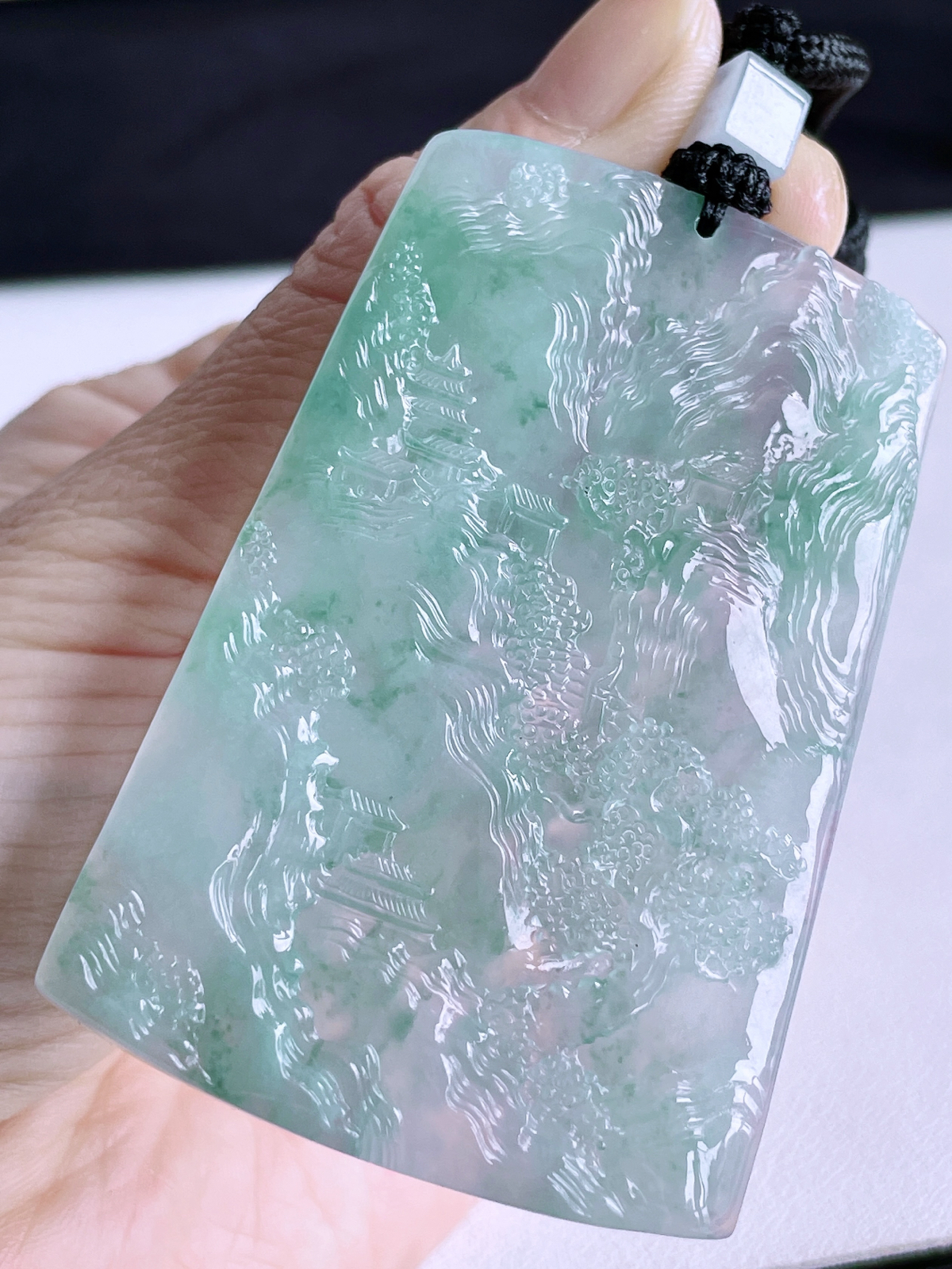 冰飘花大山水牌吊坠
【说明】缅料 完美 性价比高  
【尺寸】68.6-46.8-6