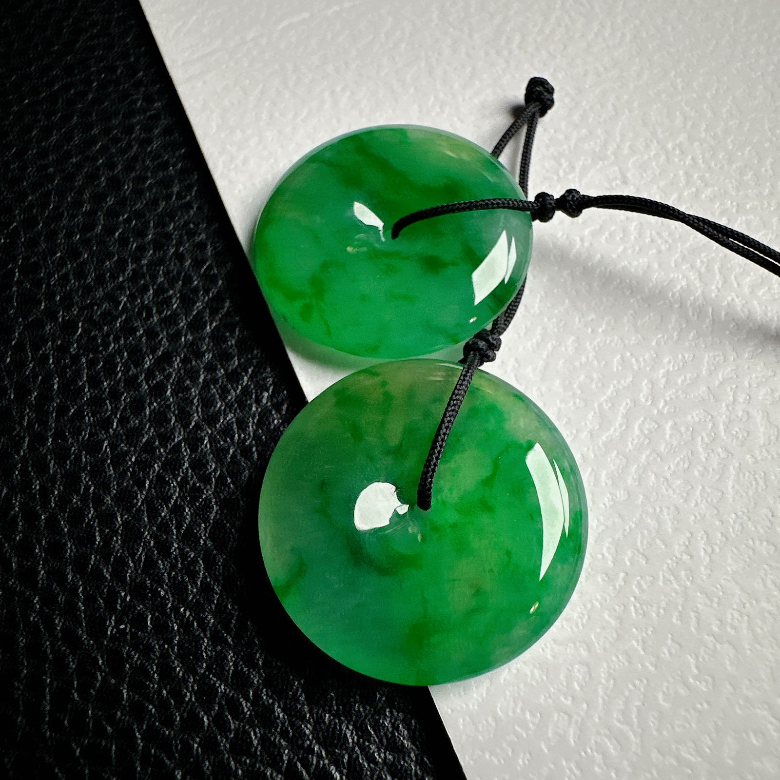 【冰种黄加绿平安扣一对】质地细腻，难得的冰润度，难得的好颜色，韵味十足，古色古香。