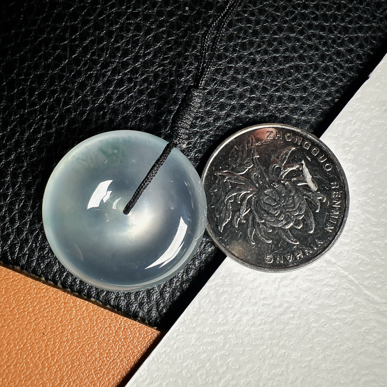 【冰种肥平安扣】质地细腻冰润，品质很好，冰感十足，胶感明显，收藏品质。