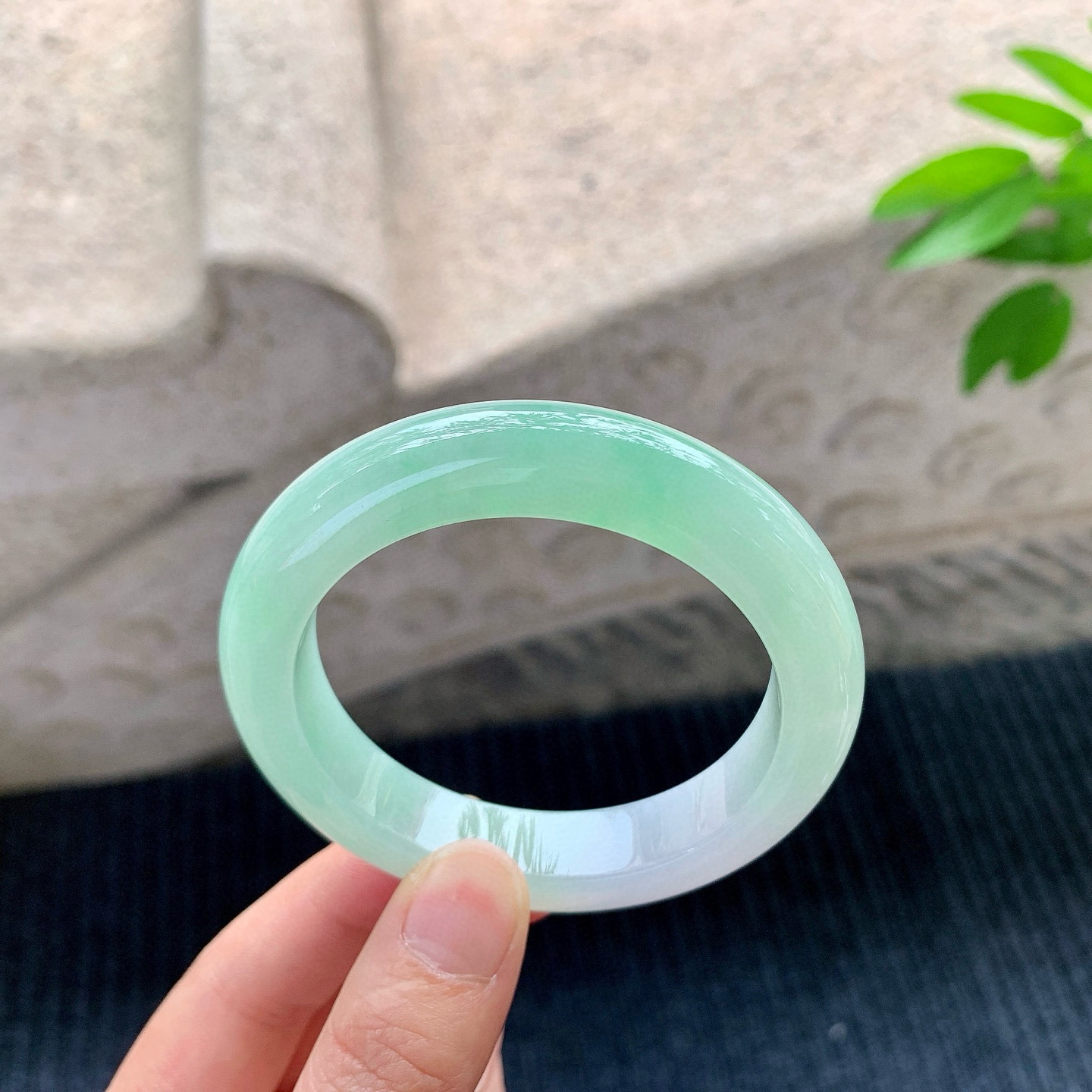 正圈51 52
【圈口】52.9/11.4/9.3
【描述】糯冰果绿，水润，种老，细腻，无纹裂！