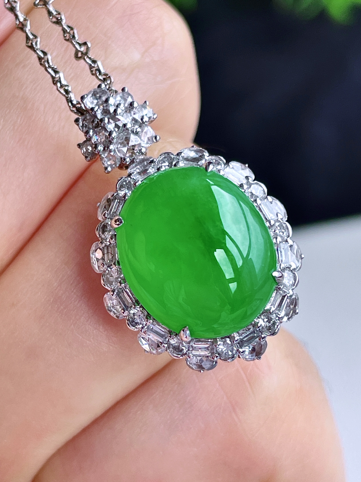 【镶嵌】高冰阳绿大蛋面满绿大鸽子蛋吊坠  
【说明】18k金镶嵌 性价比高  
【整体】27-17