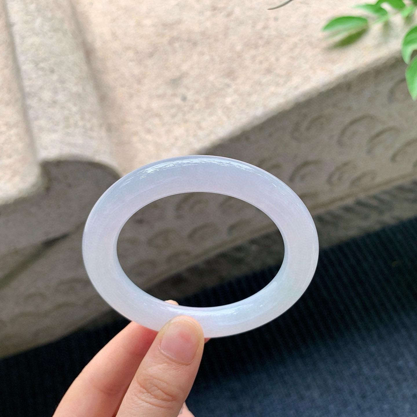 圆条53 54
【圈口】53.8/10.3/10.3
【描述】糯冰淡粉紫，水润，种老，细腻，无纹裂！