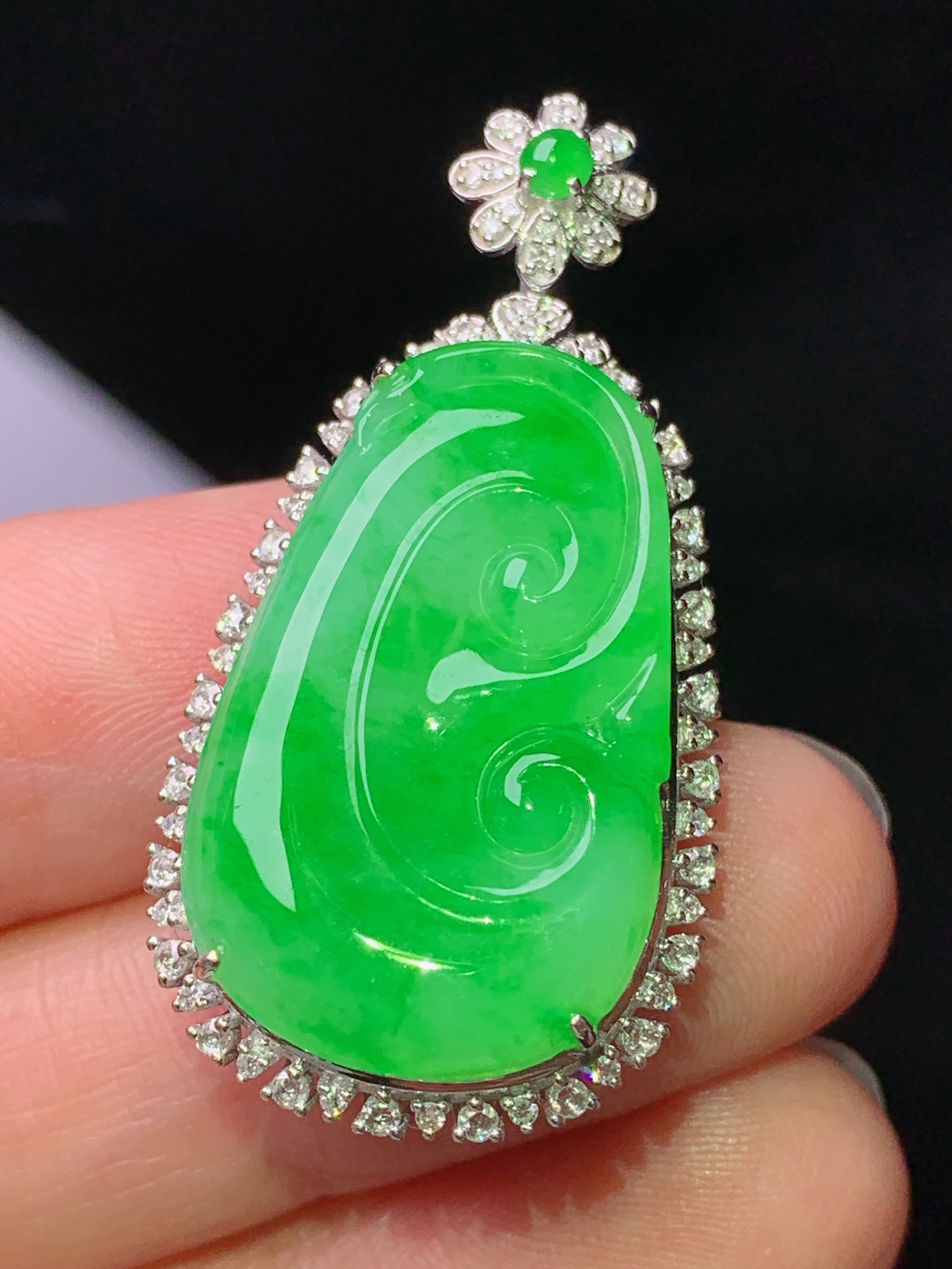 18k金钻镶嵌翠绿如意吊坠 玉质细腻 色泽艳丽清新 水润亮眼 整体尺寸38*19.2*9.3k1