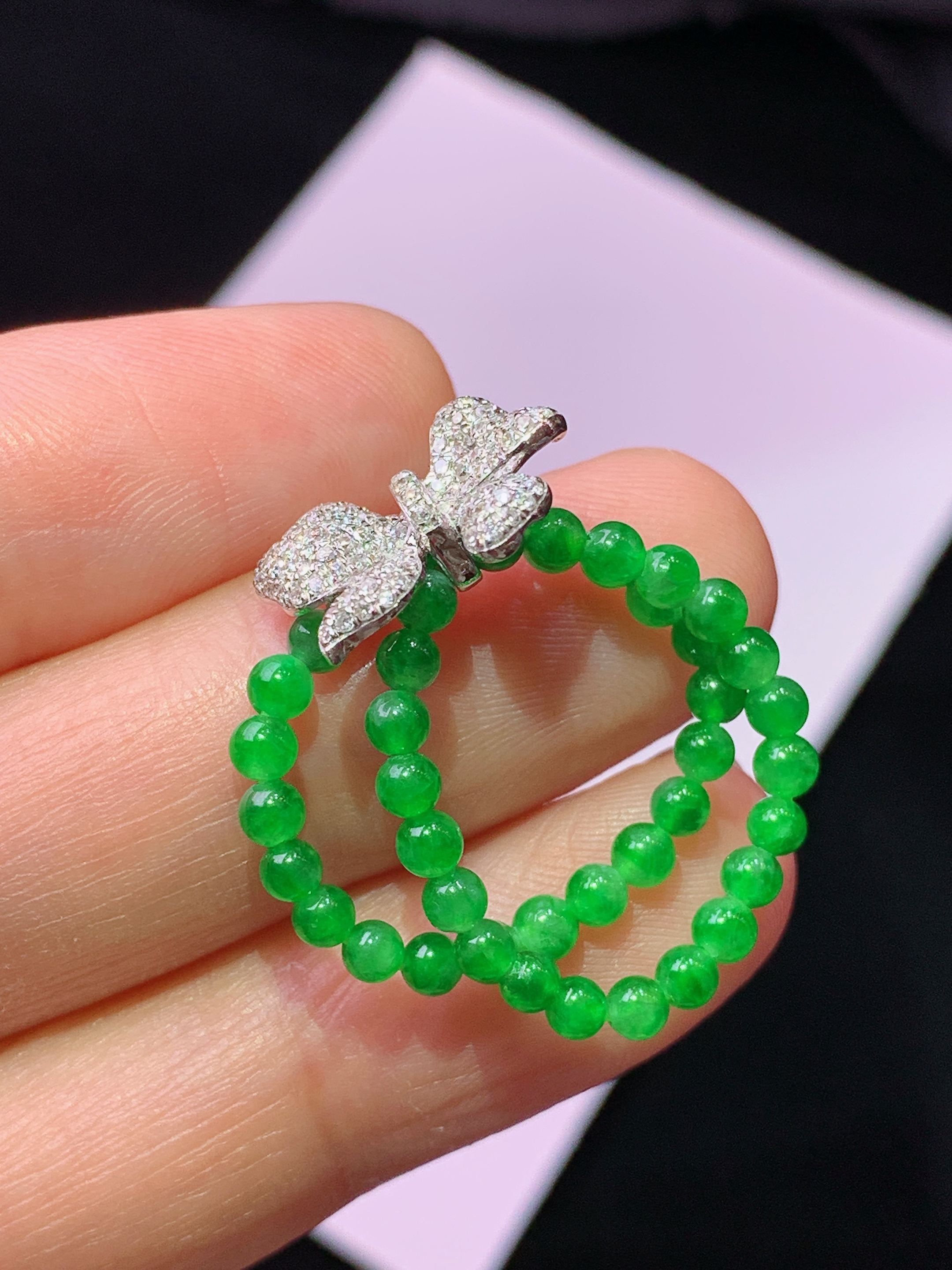 18k金钻镶嵌满绿圆珠戒指 玉质细腻 色泽艳丽清新 水润亮眼 整体尺寸14.8*9.8*2m5