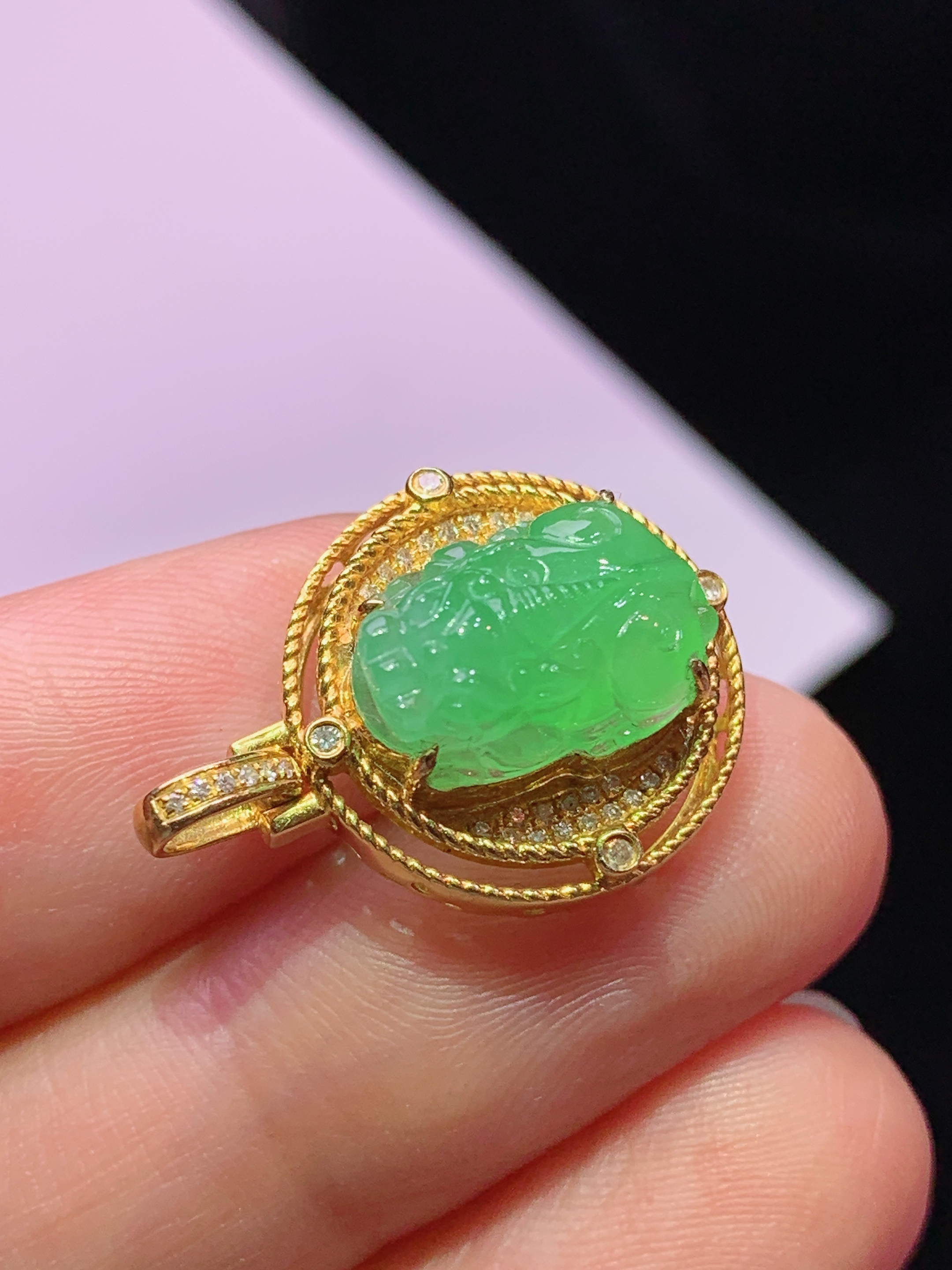 18k金钻镶嵌翠绿貔貅吊坠 玉质细腻 色泽艳丽清新 水润亮眼 整体尺寸22.2*16*9.6y4