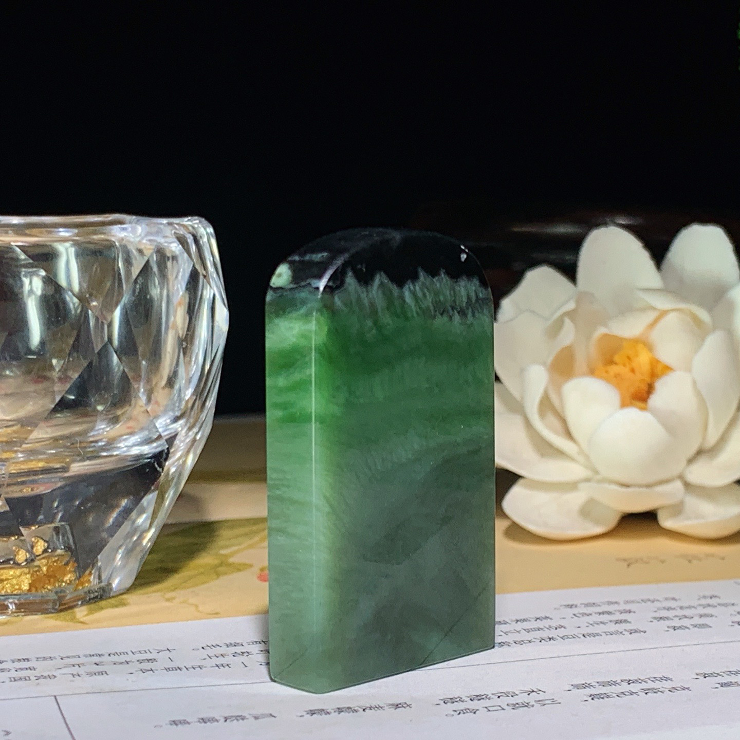 和田玉俄罗斯碧玉平安无事牌挂件。尺寸48/28/8重30.8克 玉质细腻油润。手推出油。品相大气 l