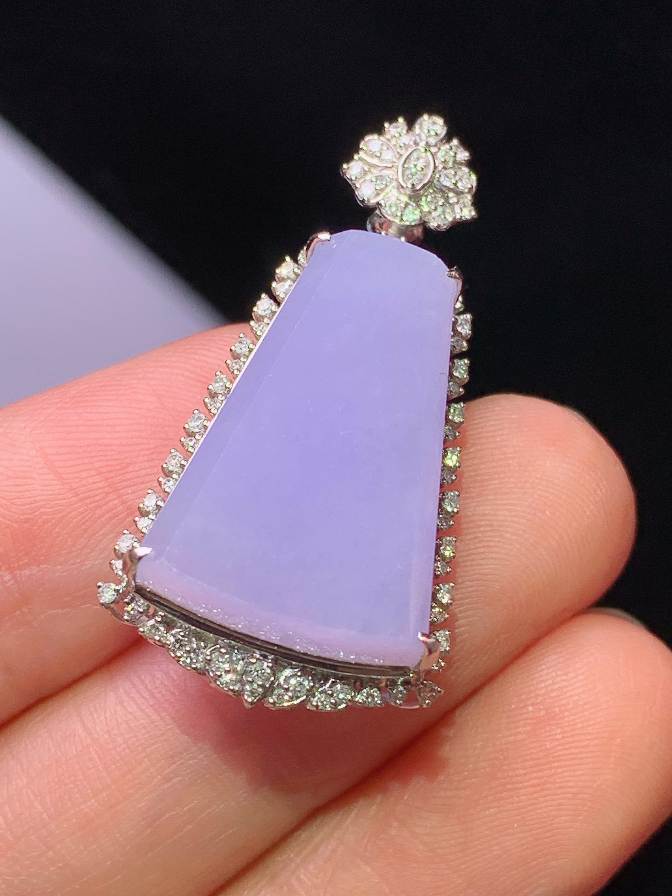 18k金钻镶嵌紫罗兰无事牌吊坠 玉质细腻 色泽艳丽清新 水润亮眼 整体尺寸33.3*17.2*10y4