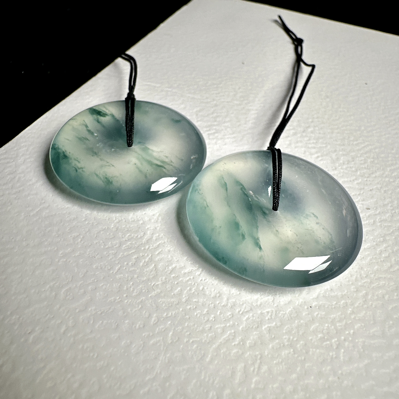 【冰种飘花平安扣一对】质地非常细腻干净，冰润十足，种老冰透，收藏品质，裸石尺寸28*5.8毫米