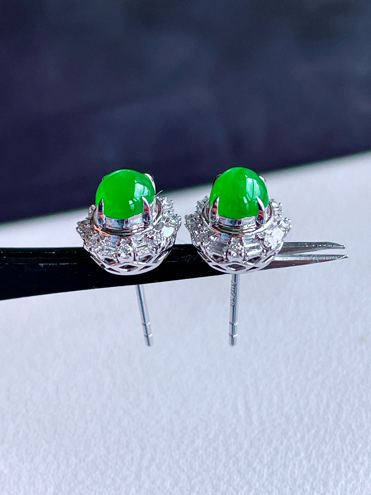 【镶嵌】冰阳绿蛋面耳钉 
【说明】18k金镶嵌 性价比高  
【整体】10.2-9.3-7.8
【裸石】6-5-3