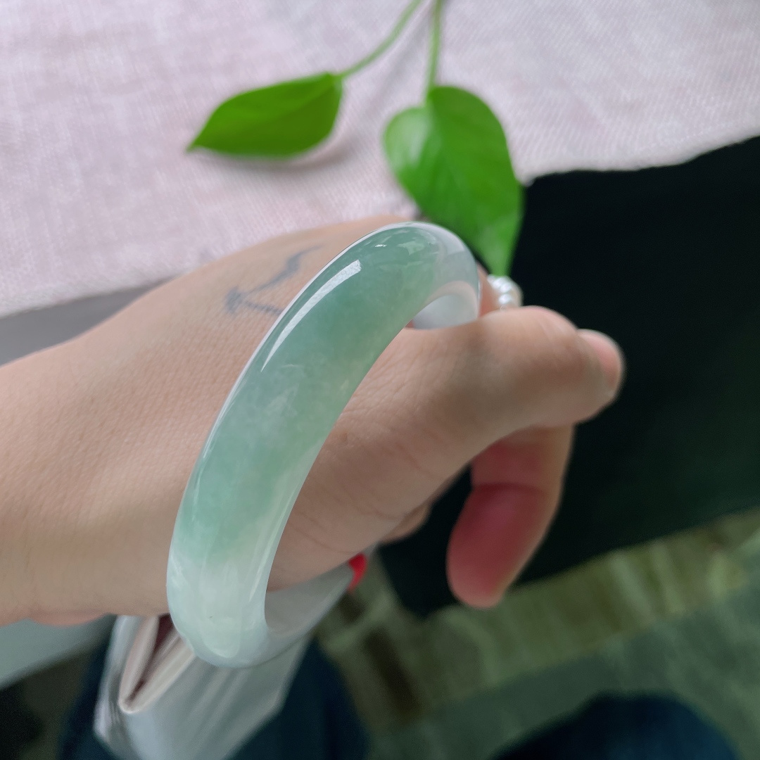 52.7/12/8半山水正圈，水润细腻，半山水有相逢，意境感，贵气。一点皮纹，ss50318a