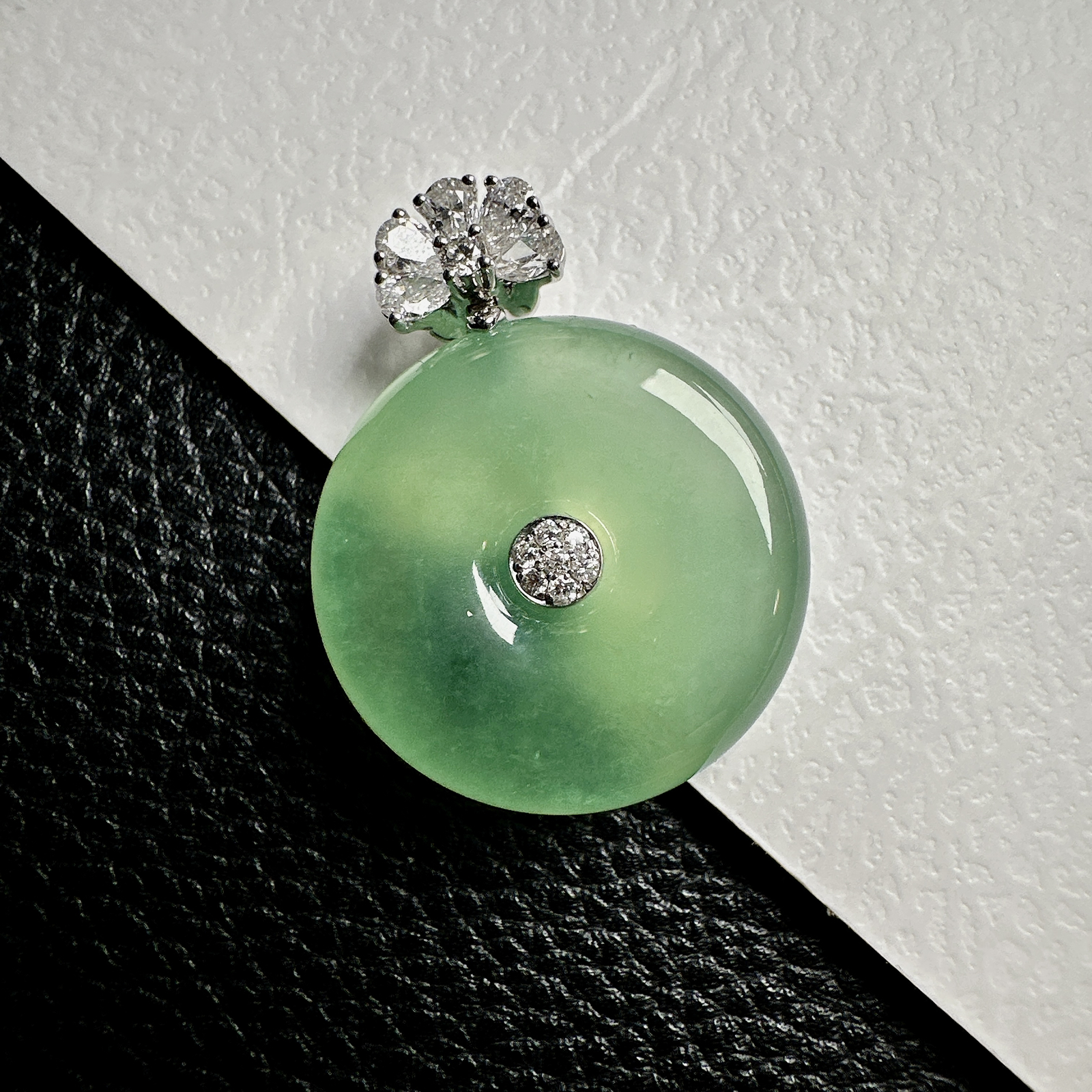 【冰种晴绿平安扣】质地细腻，品质很好，冰感十足，胶感明显，收藏品质，18k金钻镶嵌，裸石尺寸21.8