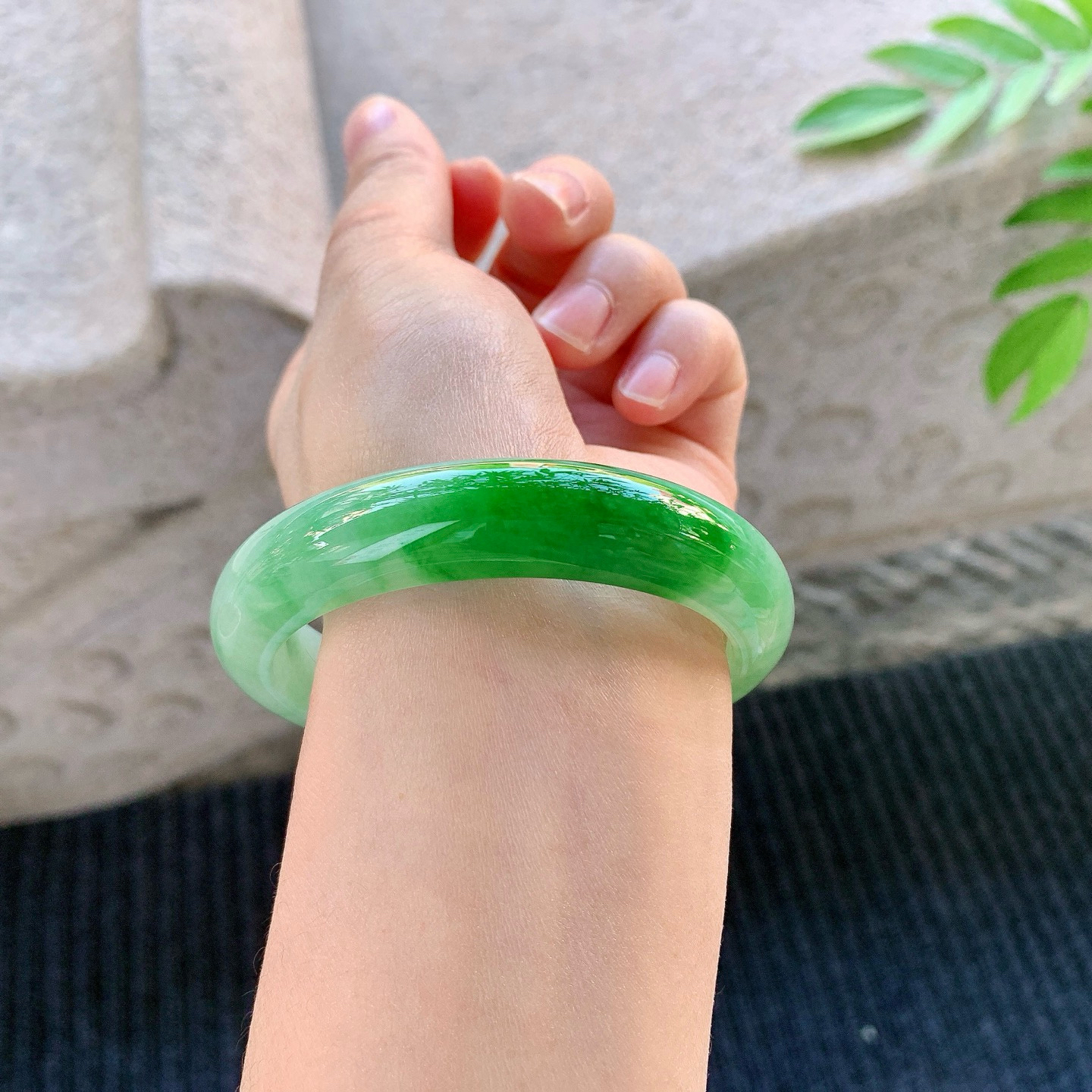 正圈55 56
【圈口】56.8/13/8.4
【描述】冰糯辣绿，水润，种老，细腻，无纹裂！