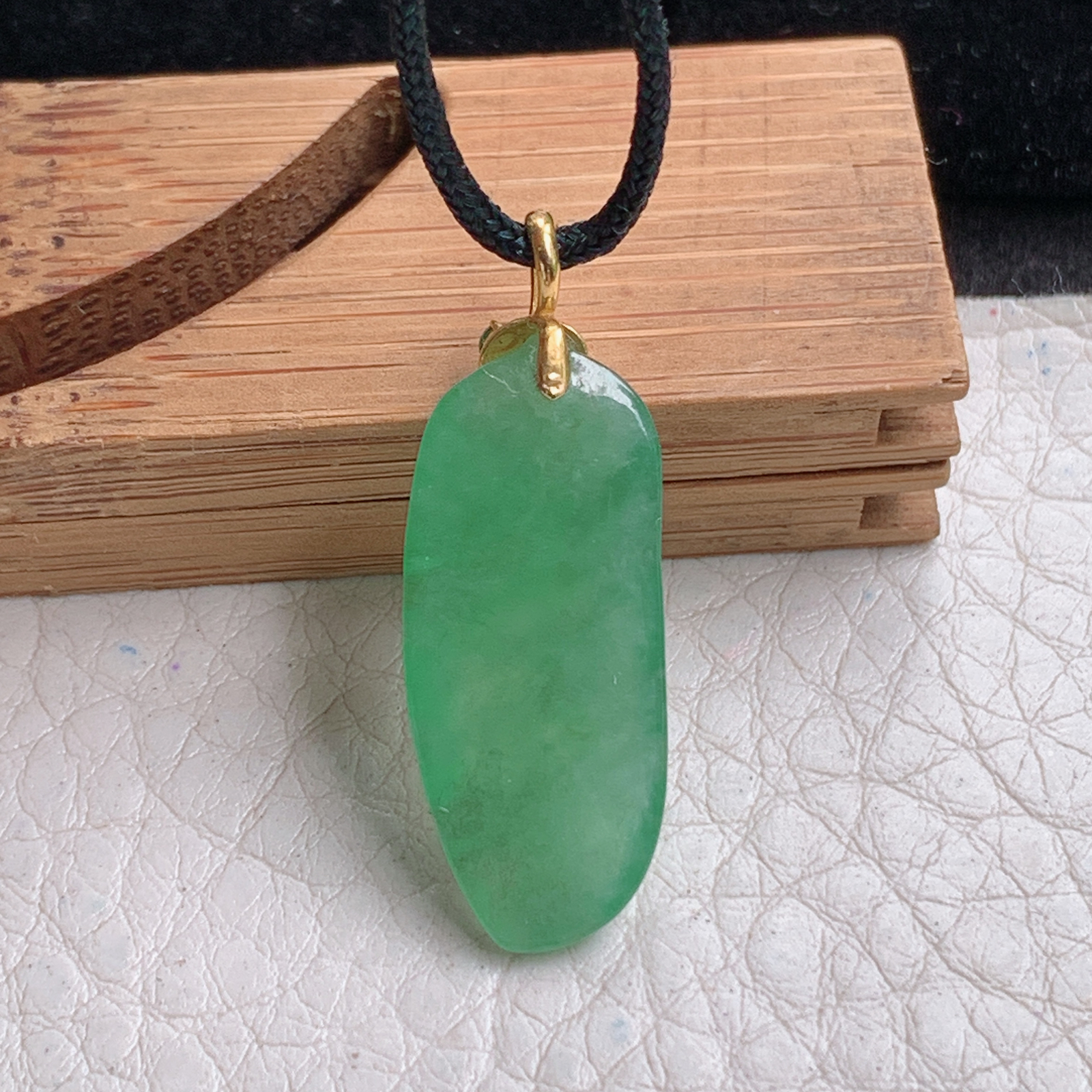 zz3实拍28*11.3*4.3缅甸翡翠满绿精美小福瓜小吊坠 镶金锁骨坠