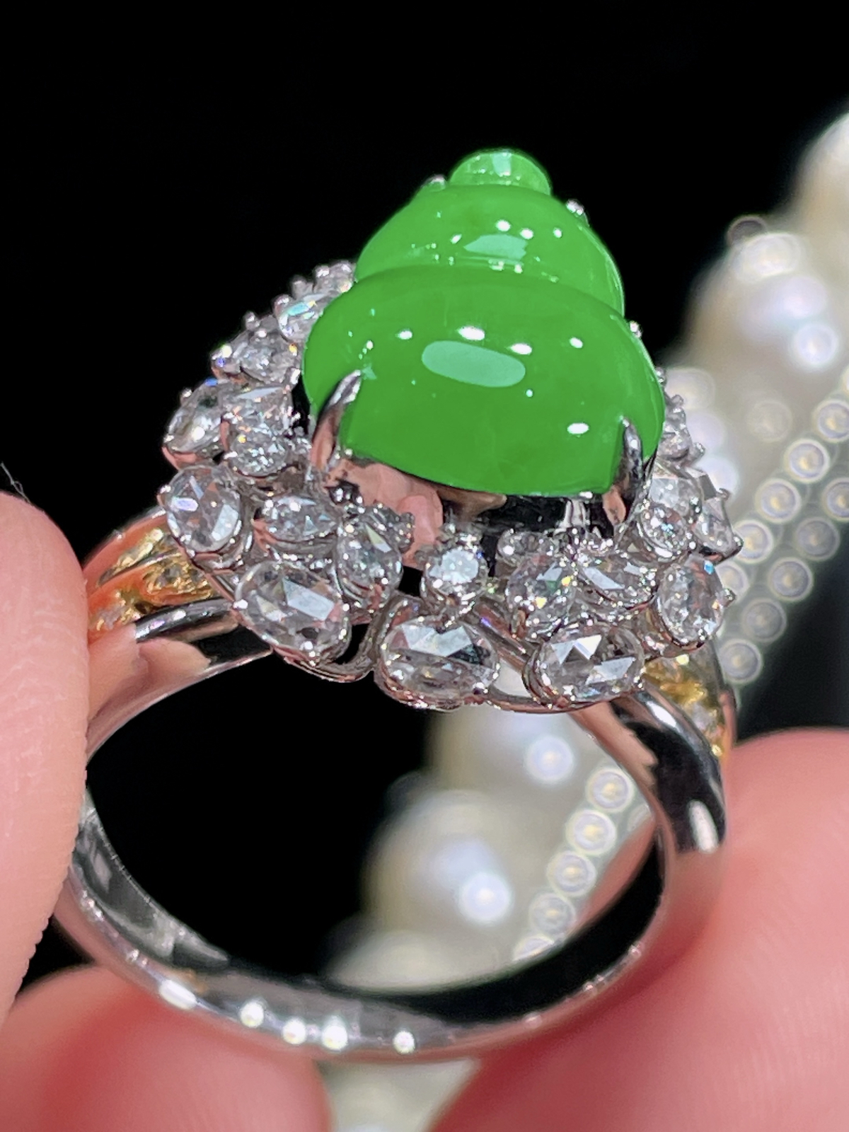 天然缅甸翡翠A货
满绿葫芦戒指
18k金镶嵌钻石 
细腻水灵 实拍接近