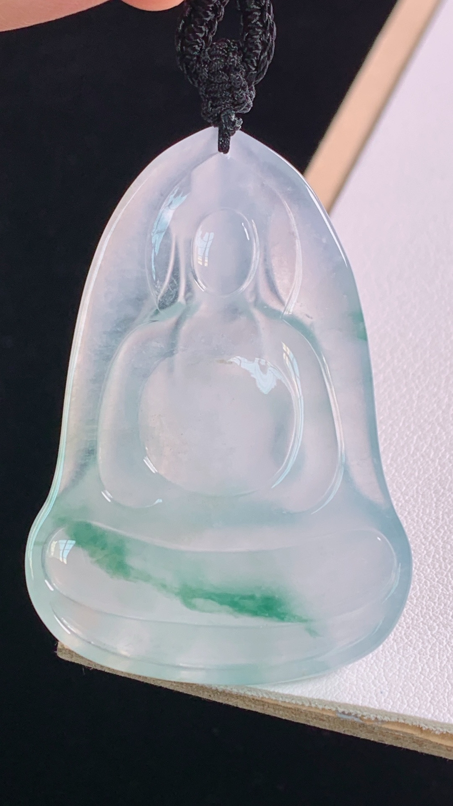 冰飘花观音
花色灵动，冰透起光
尺寸:51.1-36.3-5.8mm