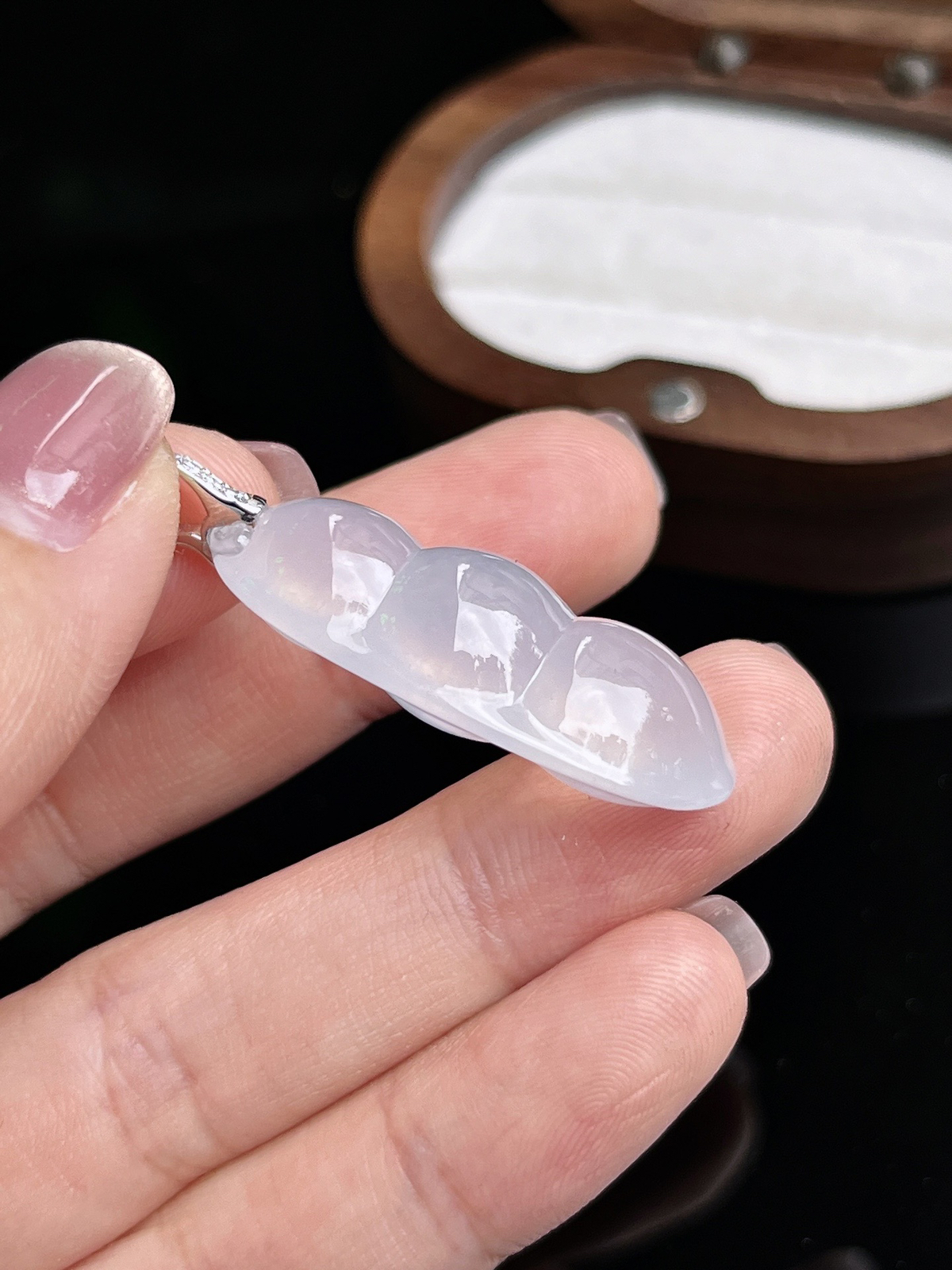 冰种福豆吊坠
裸石尺寸32.7-15.2-9.8mm