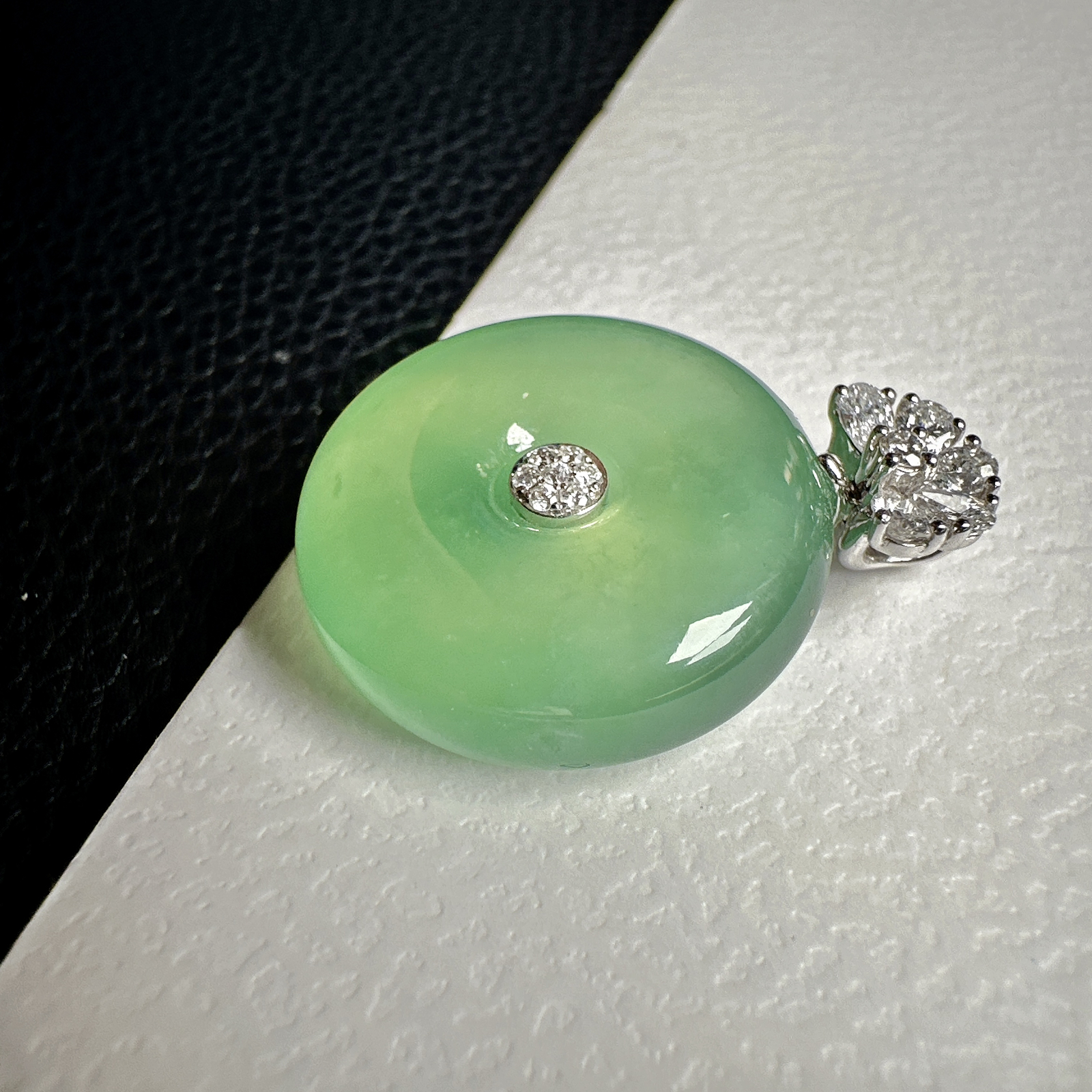 【冰种晴绿平安扣】质地细腻，品质很好，冰感十足，胶感明显，收藏品质，18k金钻镶嵌，裸石尺寸21.8*6.8毫米