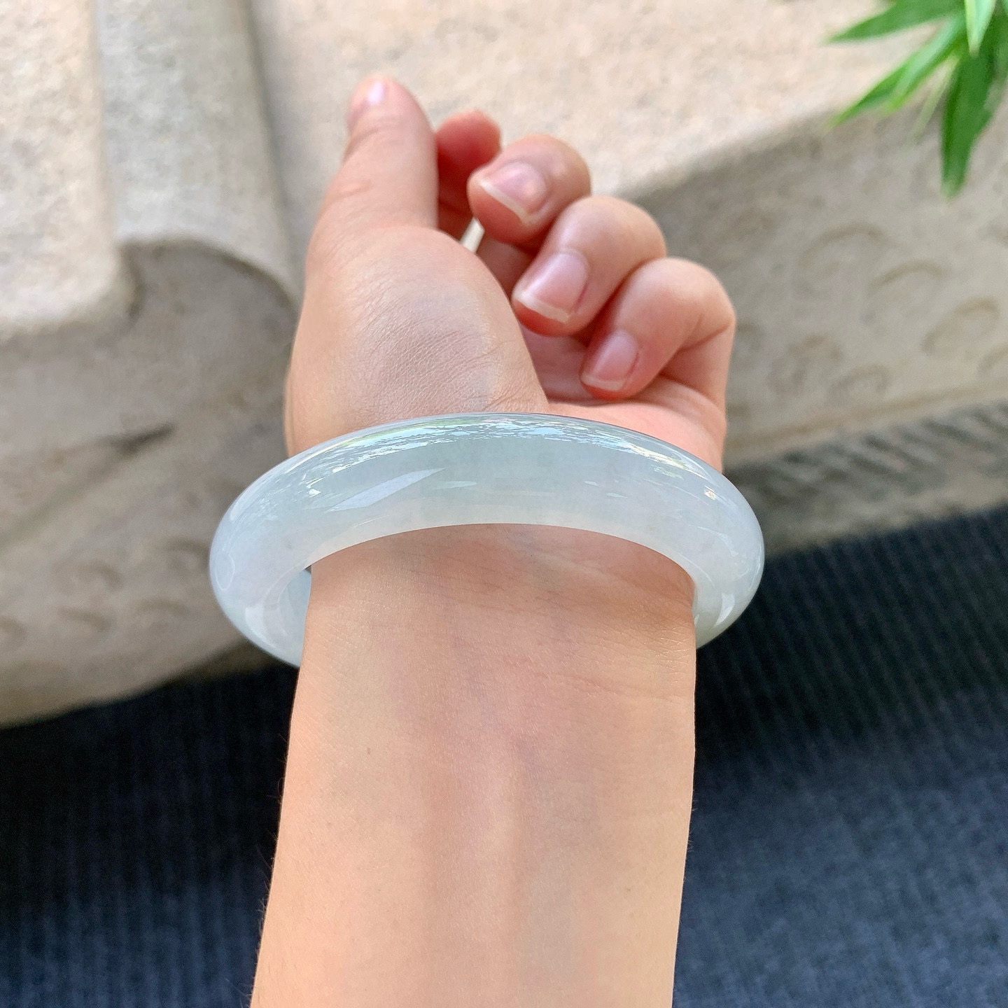 正圈55 56
【圈口】56.2/12.7/9.1
【描述】冰糯飘黄翡，水润，种老，细腻，无纹裂！