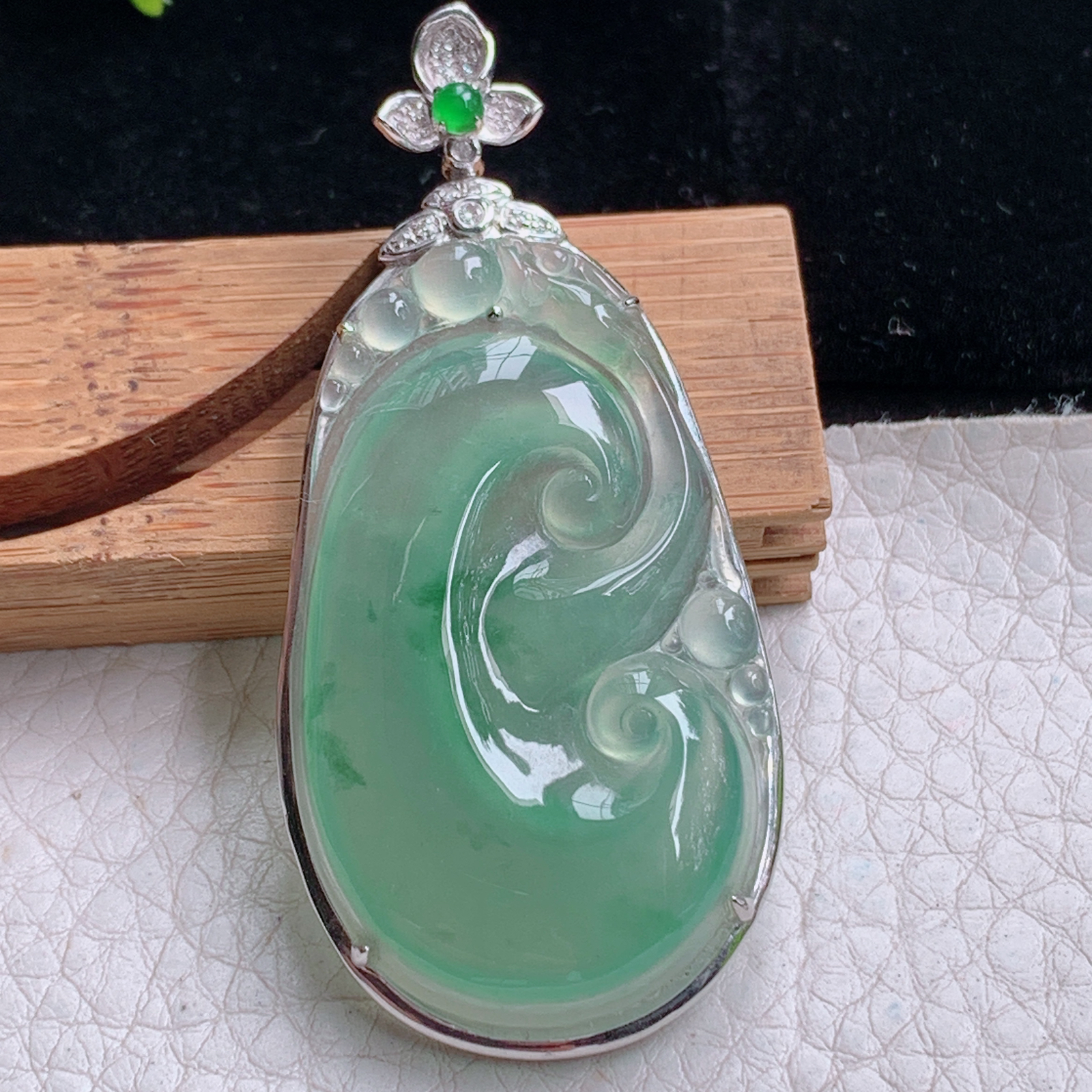 zz3实拍连金60*28.3*8.2缅甸翡翠冰种晴水大如意吊坠 豪华镶金事事如意毛衣坠，玉石约45.3*26.5*5