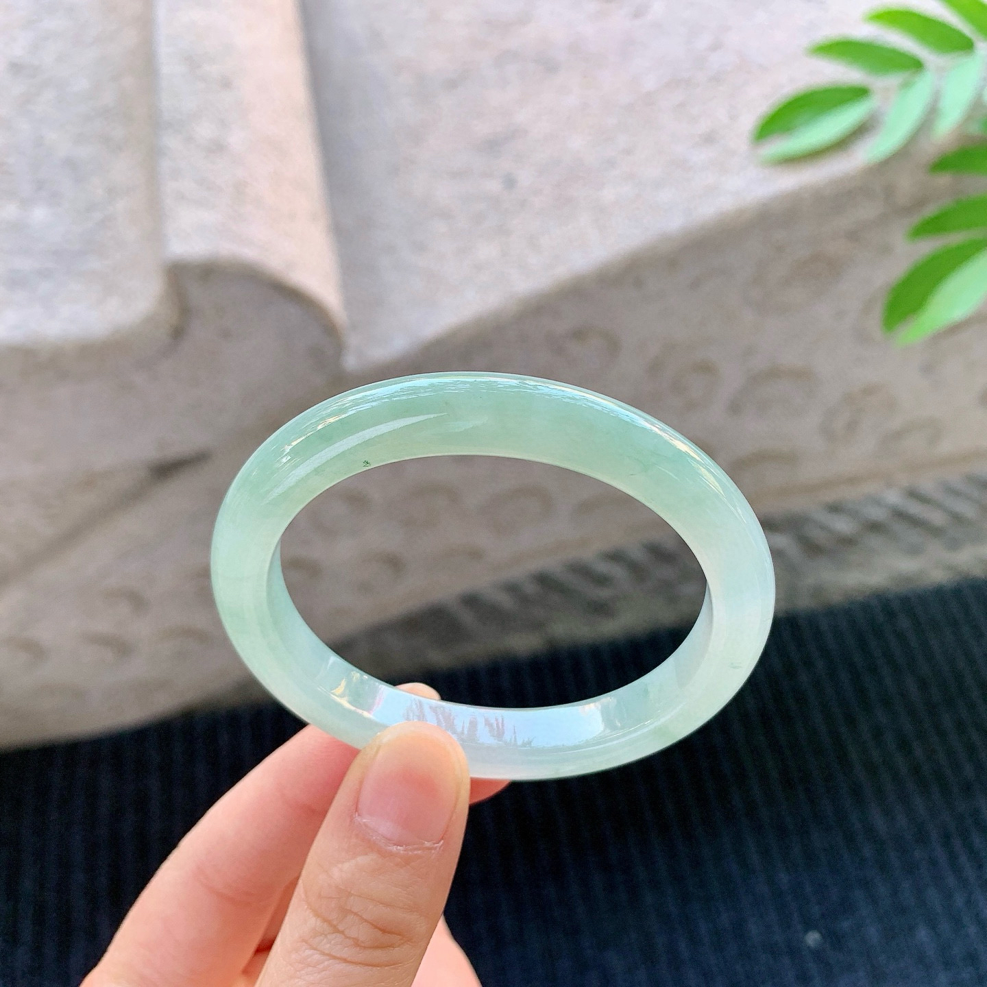 贵妃53 54
【圈口】54/48/9.2/7.4
【描述】糯冰晴绿，水润，种老，细腻，无纹裂！