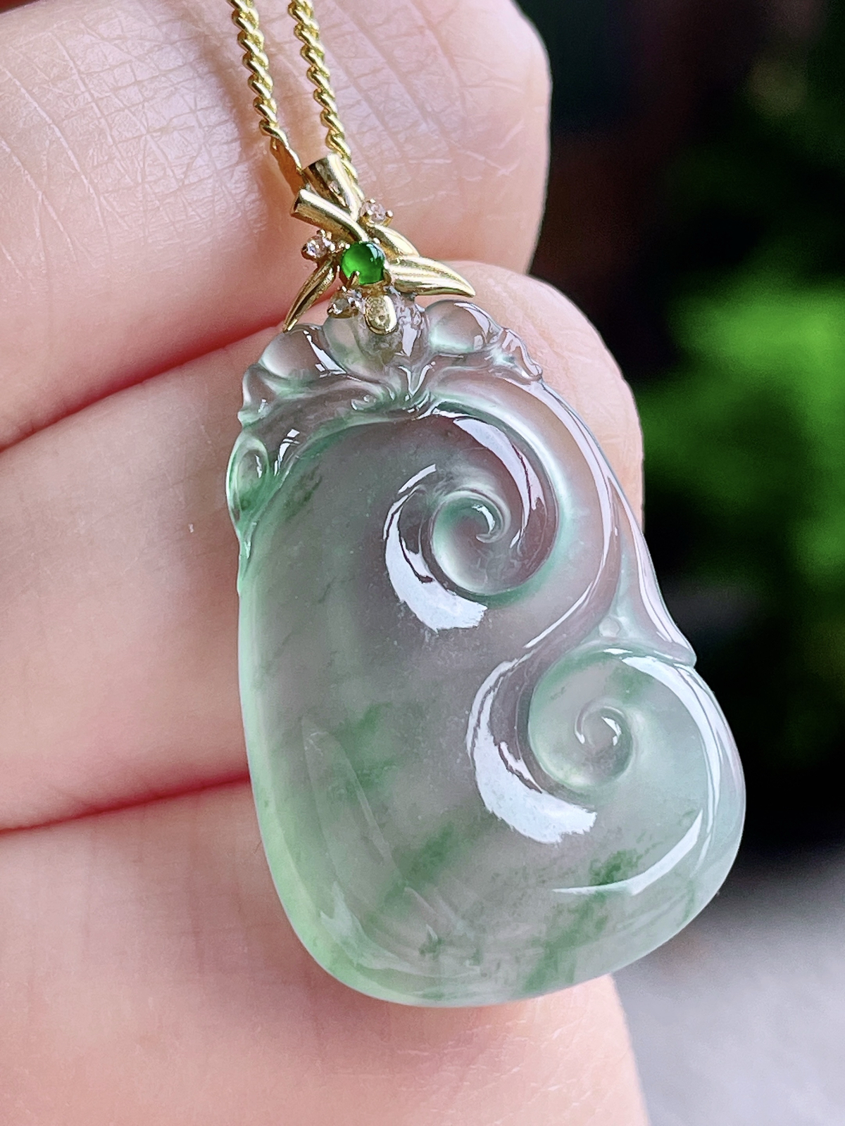 【镶嵌】冰飘花如意吊坠  
【说明】缅料 18k金镶嵌 性价比高  
【整体】34.5
【裸石】2