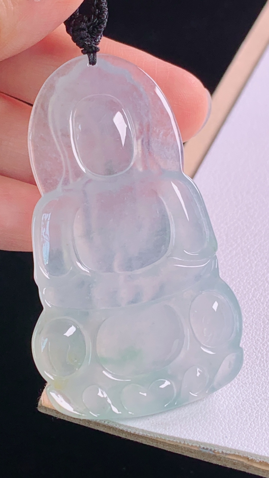 高冰观音
种水冰透起光
尺寸:59.3-35.5-5.7mm