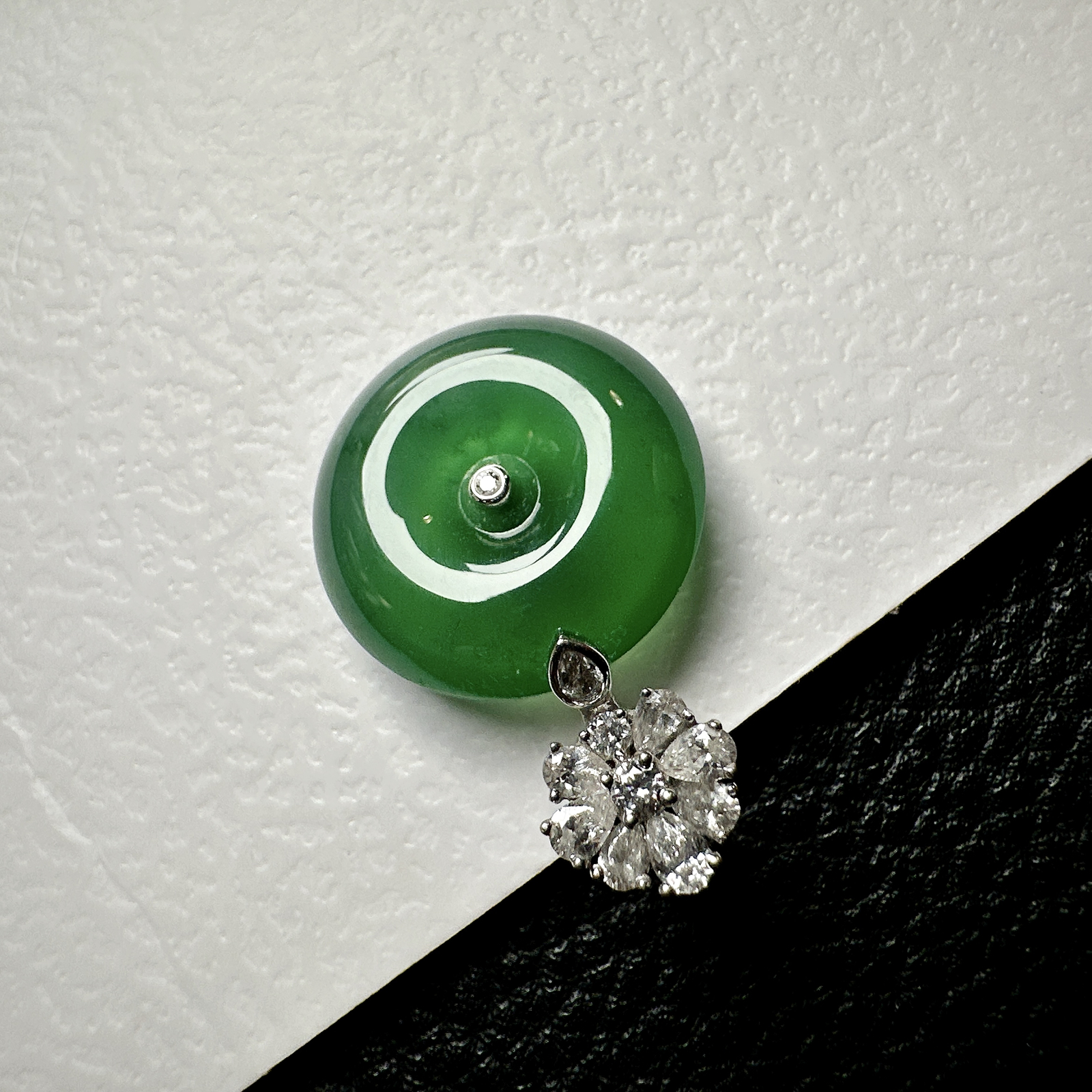 【冰种晴绿平安扣】质地细腻，品质很好，冰感十足，胶感明显，收藏品质，18k金钻镶嵌，裸石尺寸15.8*4.8毫米