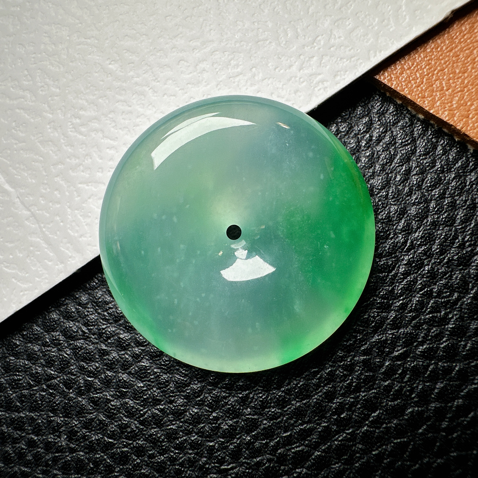 【冰种飘阳绿平安扣】质地细腻，品质很好，冰感十足，胶感明显，收藏品质。