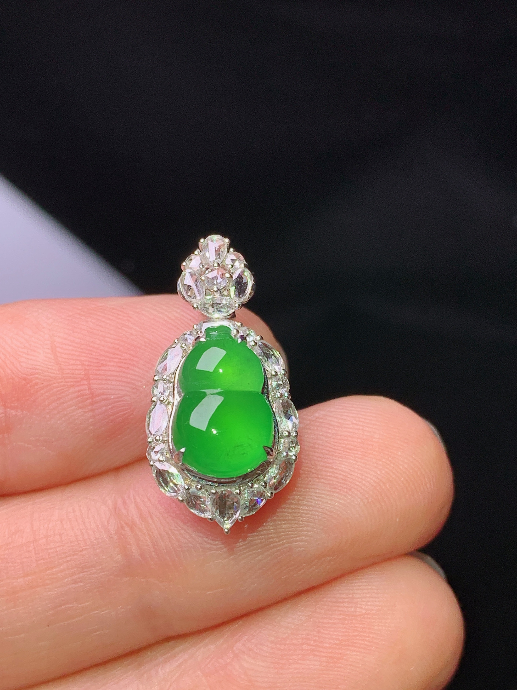 18k金钻镶嵌满绿葫芦吊坠 玉质细腻 色泽艳丽清新 水润亮眼 整体尺寸21.3*10.6*9.6y4