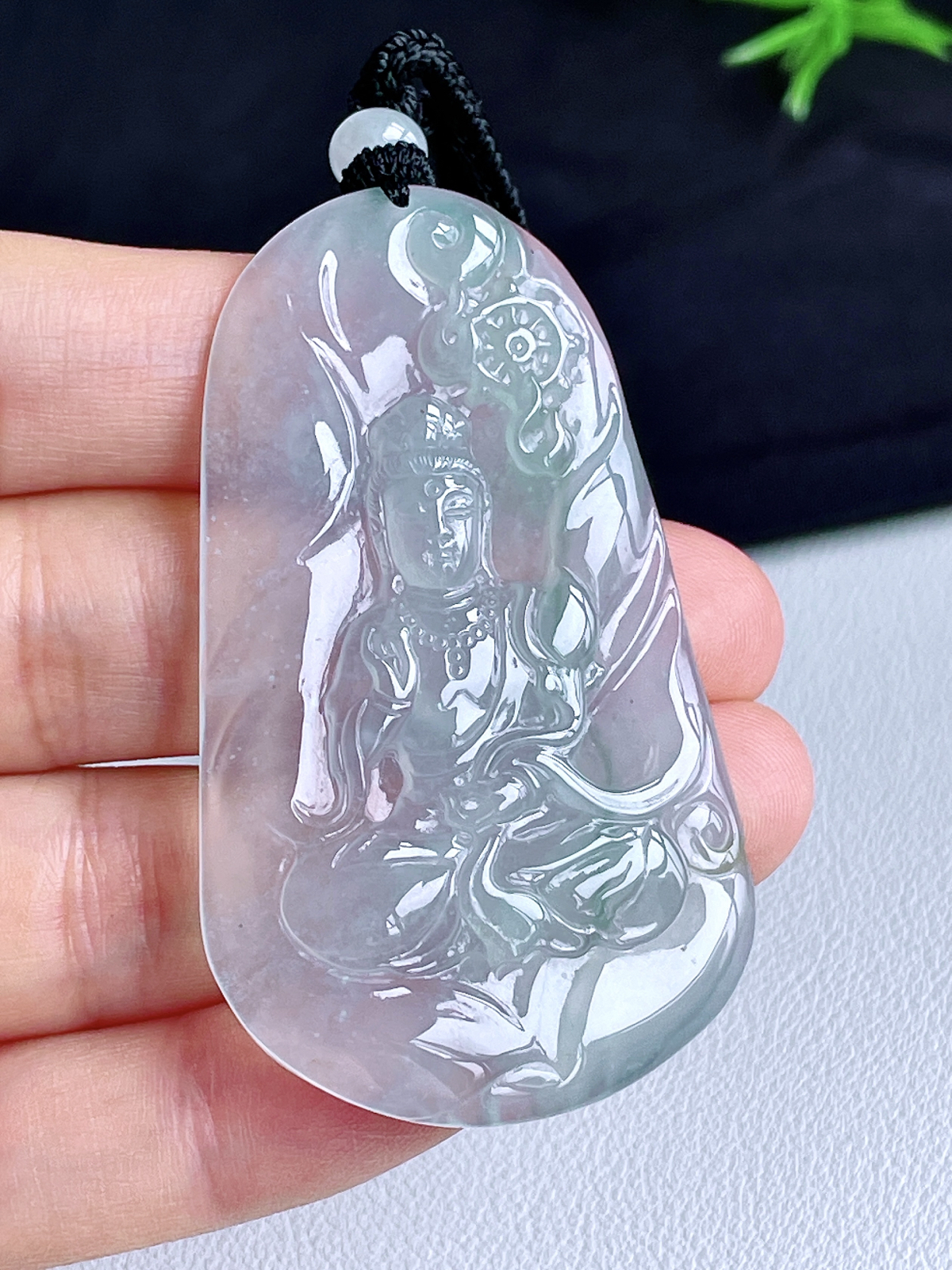 冰飘花大势至菩萨持莲观音牌吊坠
【说明】缅料 完美 性价比高  
【尺寸】61.7-36.3-5.2