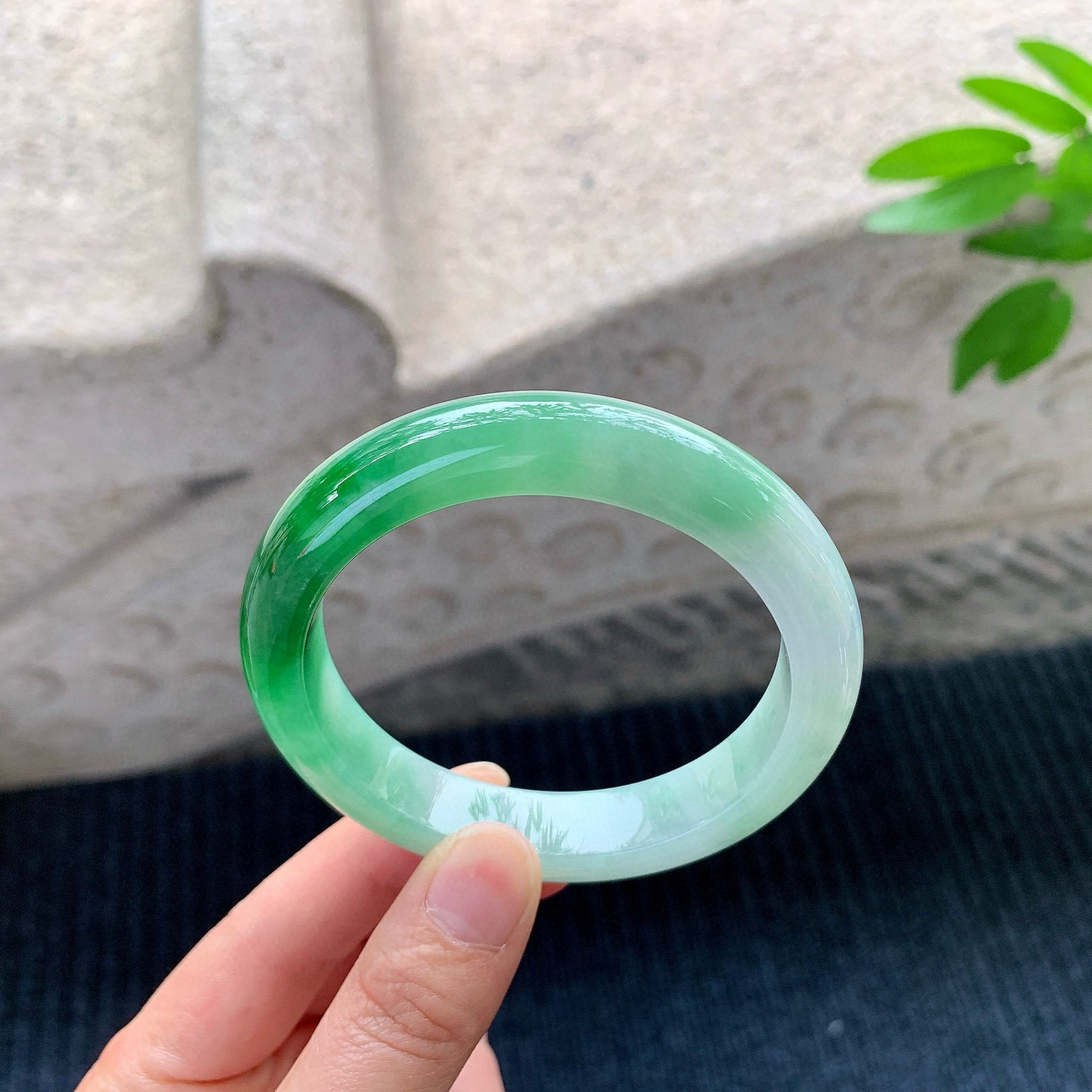 正圈58 59
【圈口】58.2/12/8.7
【描述】糯冰飘阳绿，水润，种老，细腻，无裂纹！