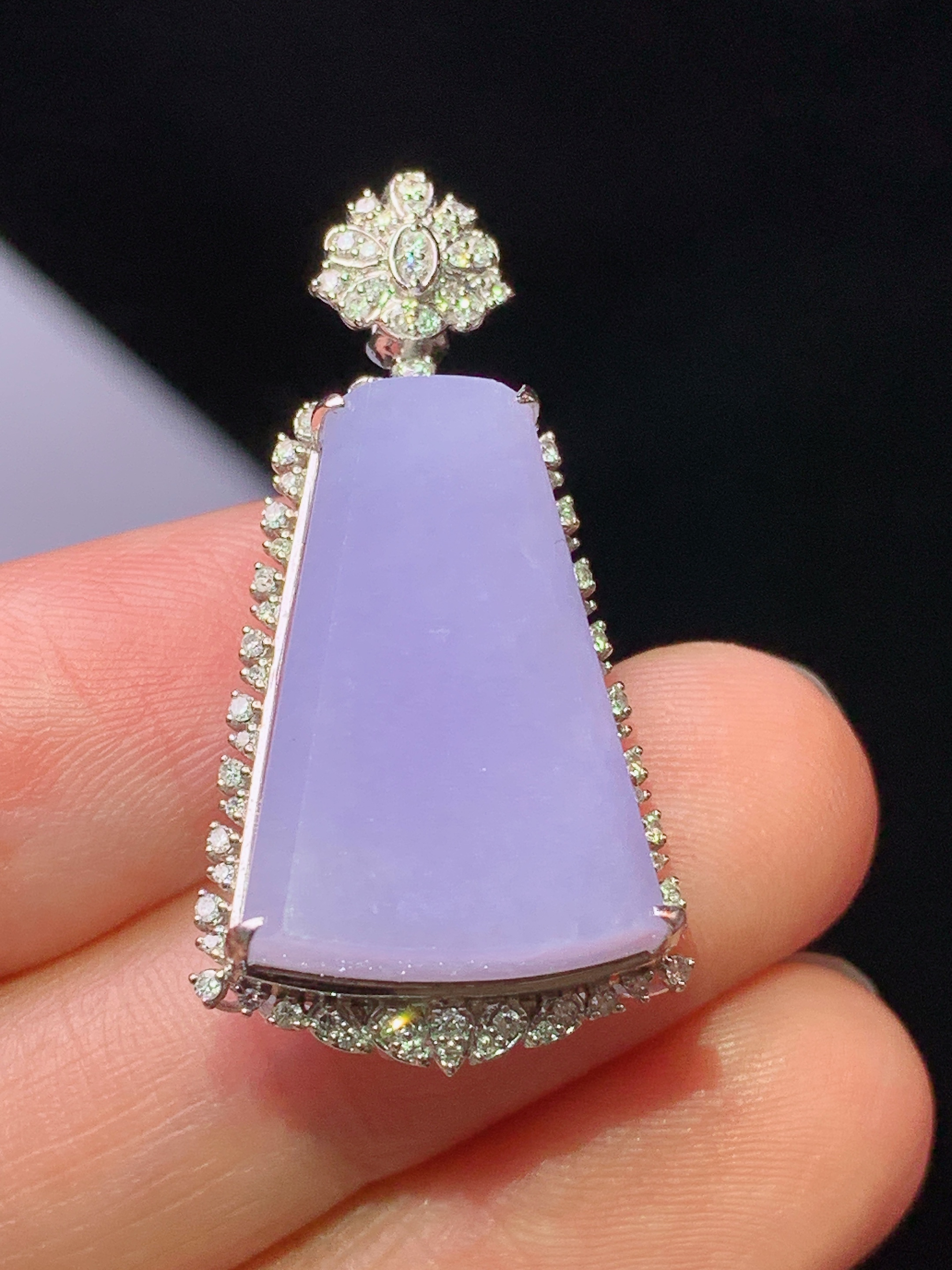 18k金钻镶嵌紫罗兰无事牌吊坠 玉质细腻 色泽艳丽清新 水润亮眼 整体尺寸33.3*17.2*10y