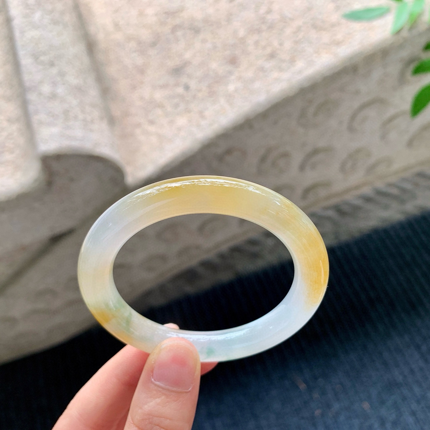 圆条49 50
【圈口】50.5/9/9
【描述】冰糯黄翡，水润，种老，细腻，无纹裂！