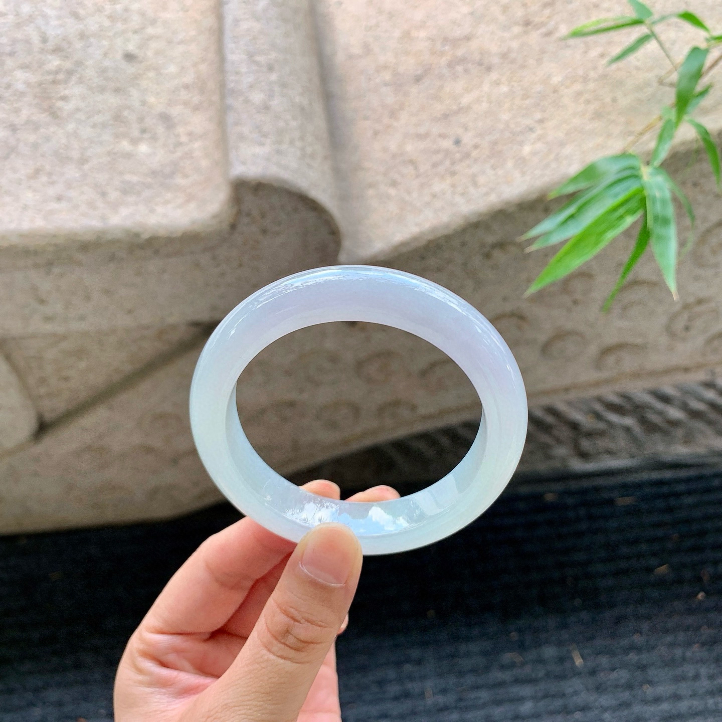 正圈54 55
【圈口】55/12.7/8.8
【描述】冰淡椿彩，水润，种老，细腻，无纹裂！