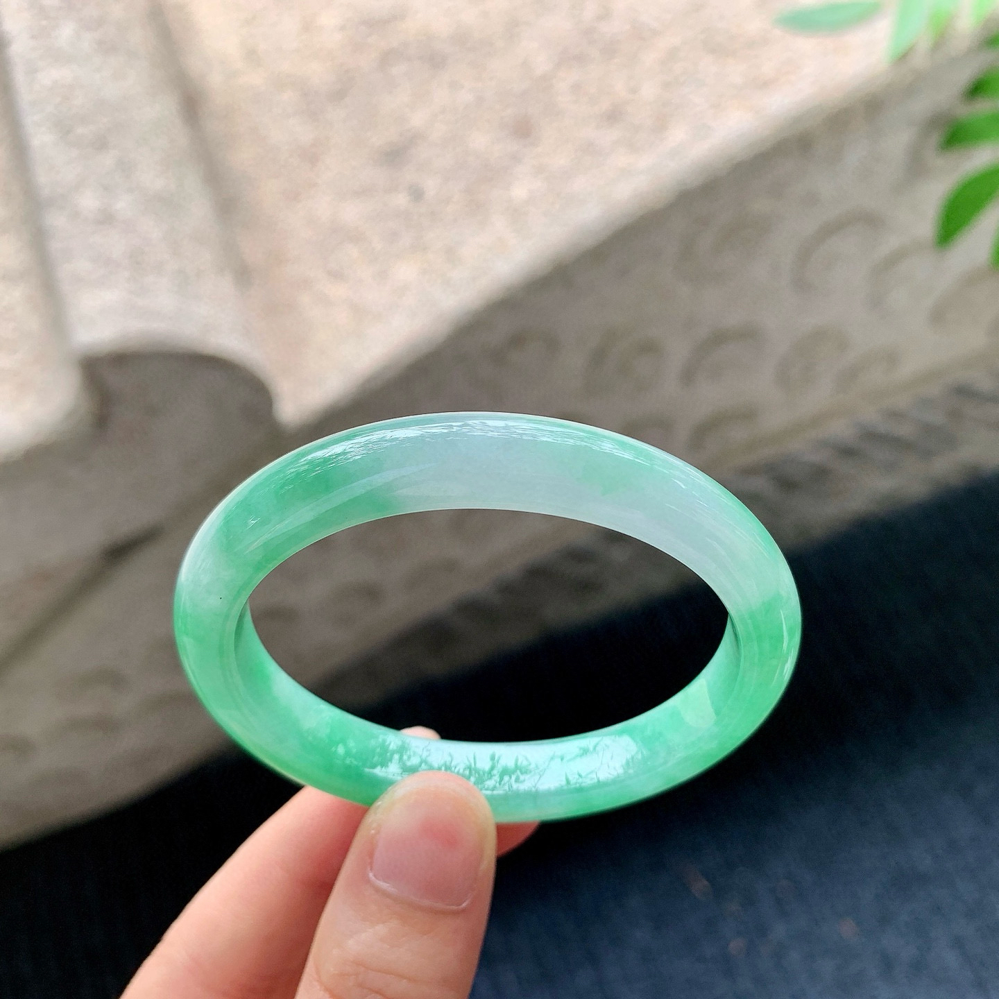 贵妃52 53
【圈口】53.1/45.2/9/7.5
【描述】阳绿，水润，种老，细腻，无纹裂！