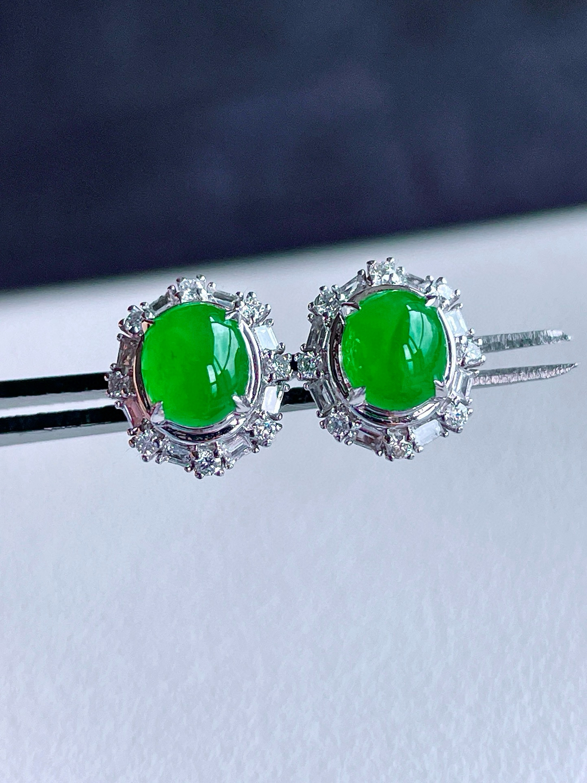 【镶嵌】冰阳绿蛋面耳钉 
【说明】18k金镶嵌 性价比高  
【整体】10.2-9.3-7.8
【