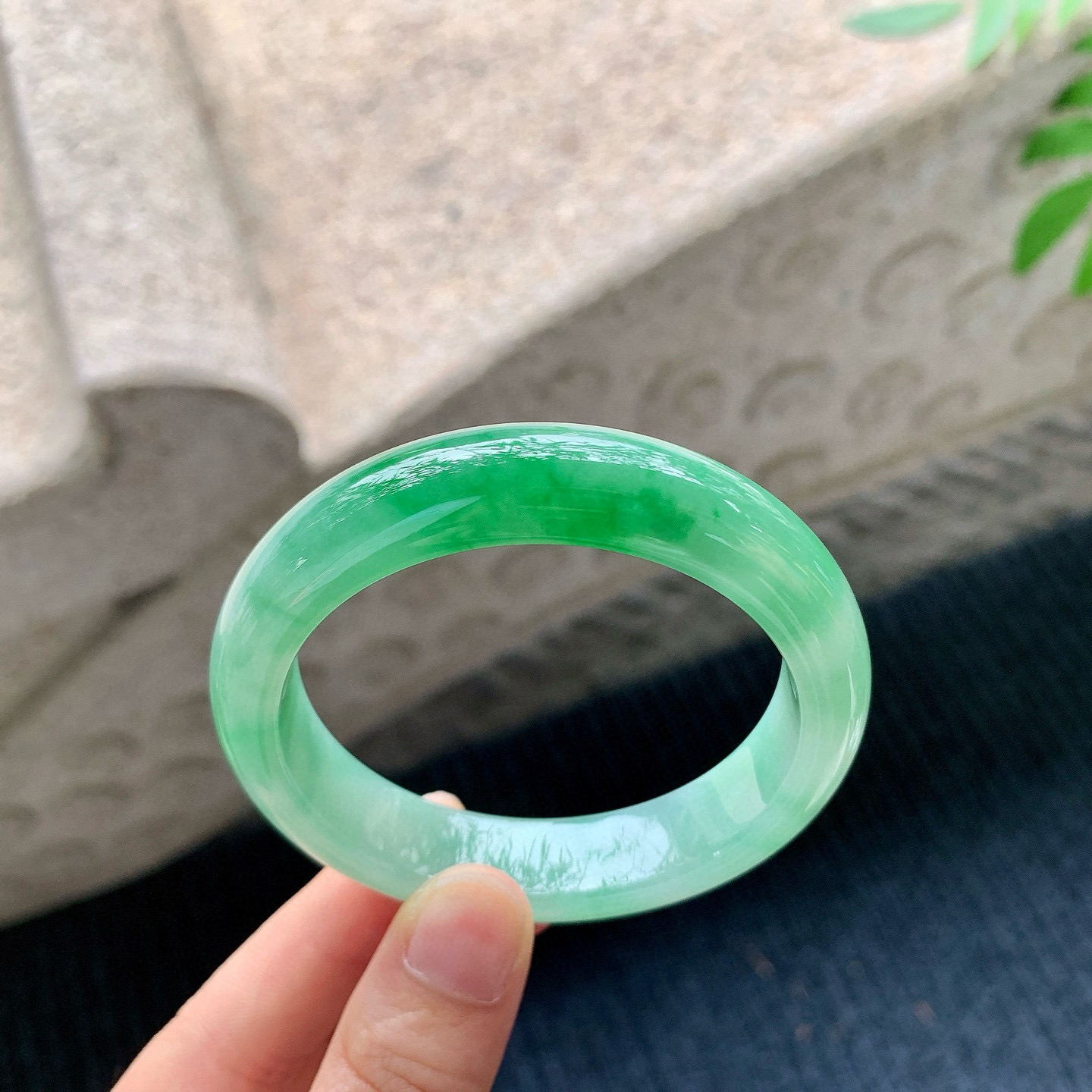 正圈53 54
【圈口】54/12.5/8.3
【描述】冰糯辣绿，水润，种老，细腻，无纹裂！