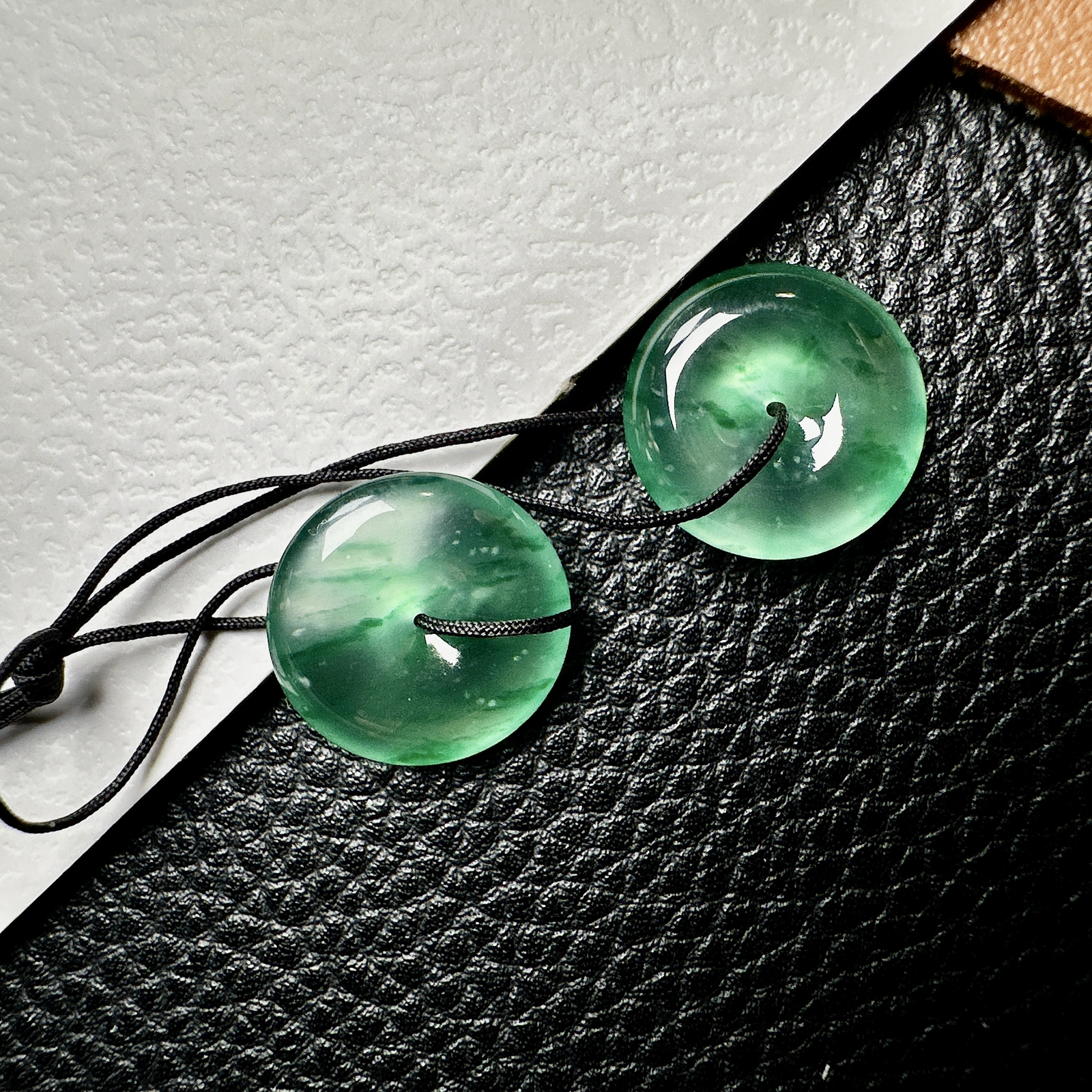 【冰种飘绿平安扣一对】近玻璃种，质地细腻，难得的冰润度，难得的好颜色