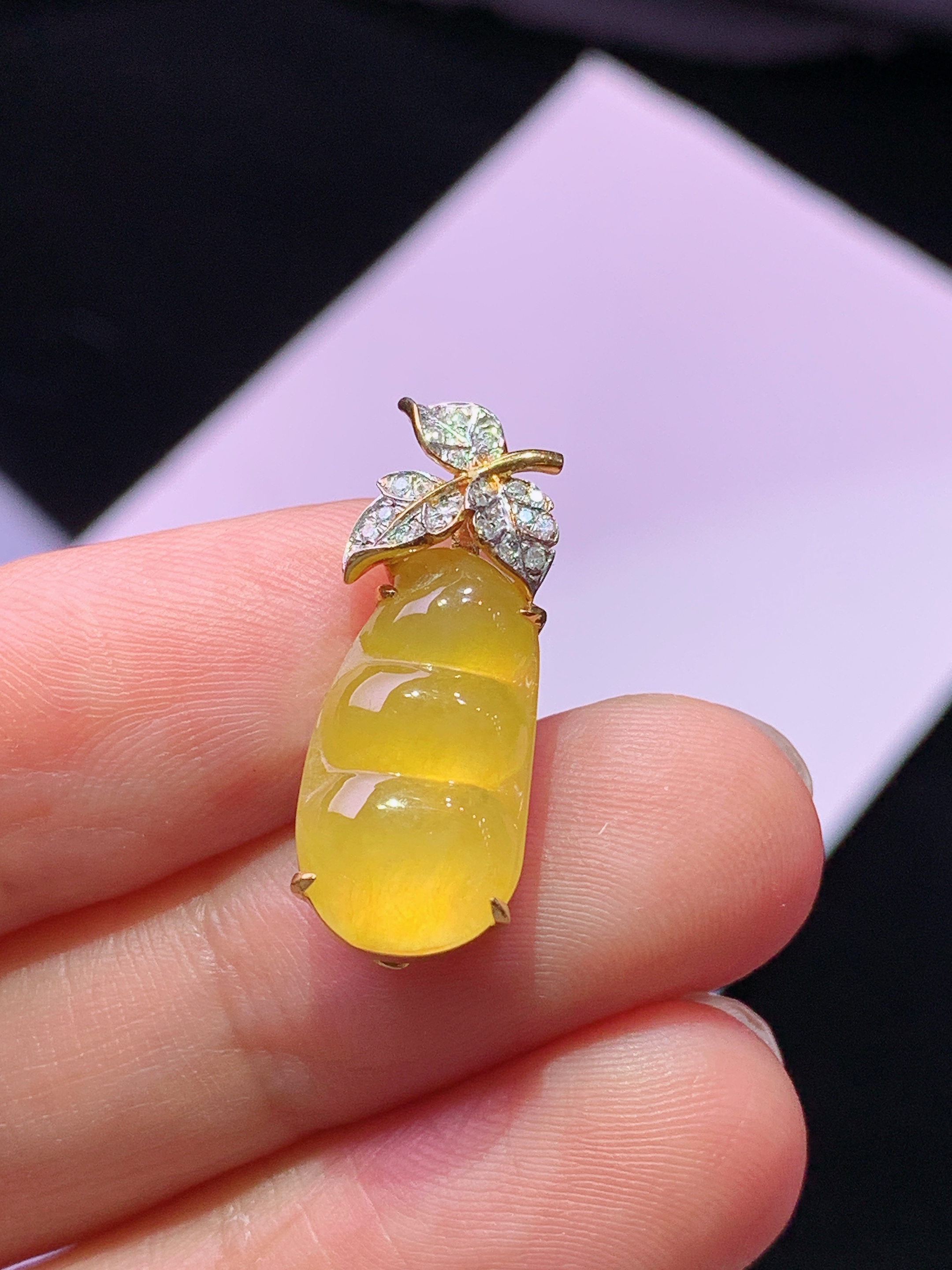 18k金钻镶嵌黄翡四季豆吊坠 玉质细腻 色泽艳丽清新 水润亮眼 整体尺寸22.6*8.8*6m5