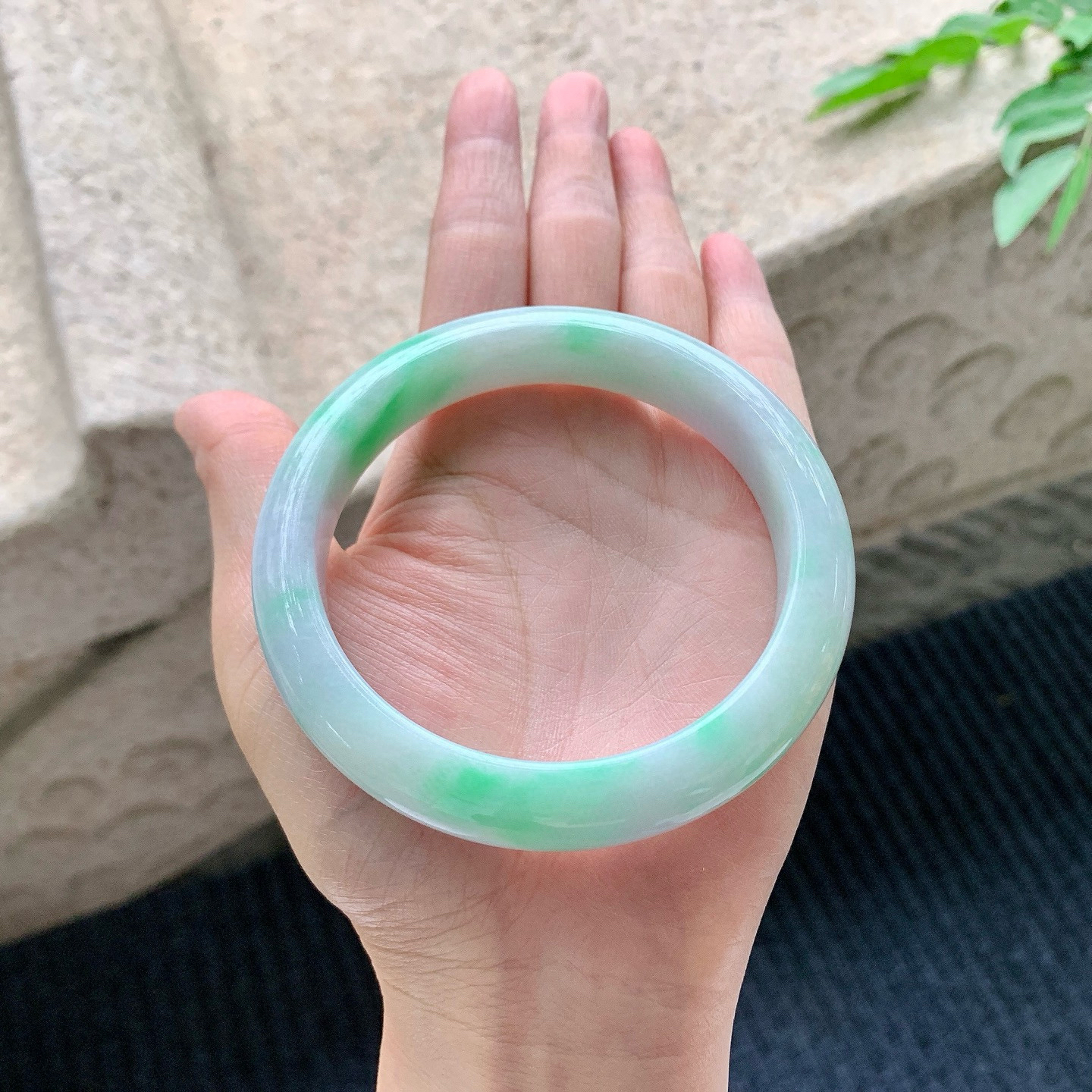 正圈61 62
【圈口】62.7/12.5/9.3
【描述】春彩，水润，种老，细腻，无纹裂！