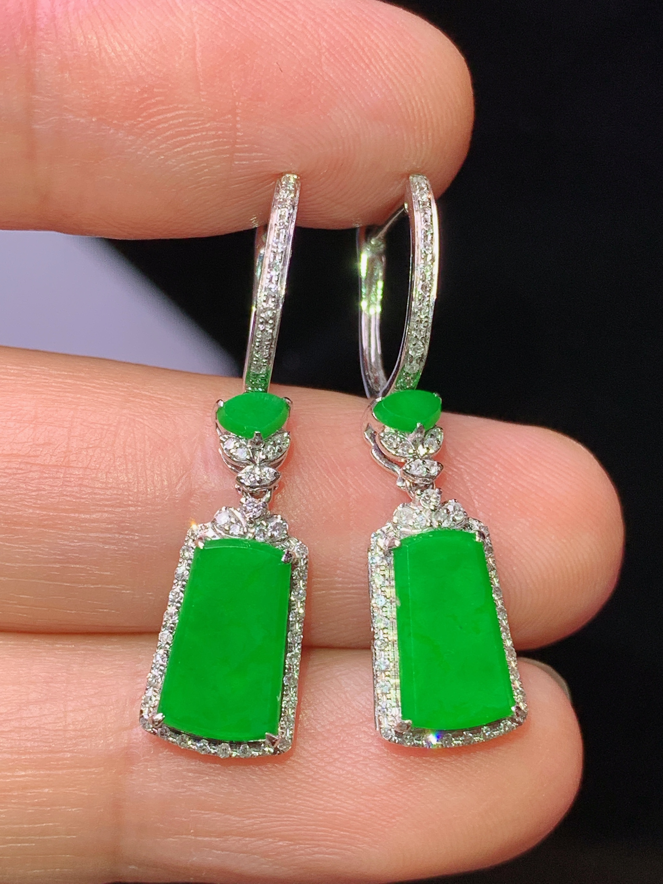 18k金钻镶嵌满绿无事牌耳坠 玉质细腻 色泽艳丽清新 水润亮眼 整体尺寸30.3*7.6*3.3y4