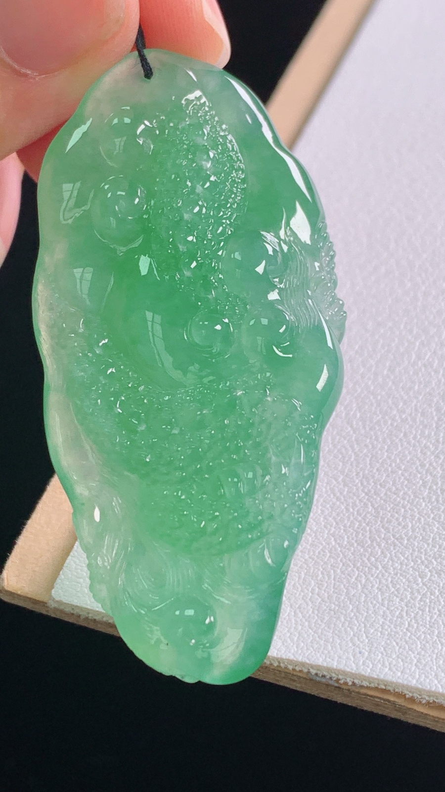 冰晴龙牌
雕工精湛，色泽迷人，霸气
尺寸:51.8-25.9-13.7mm