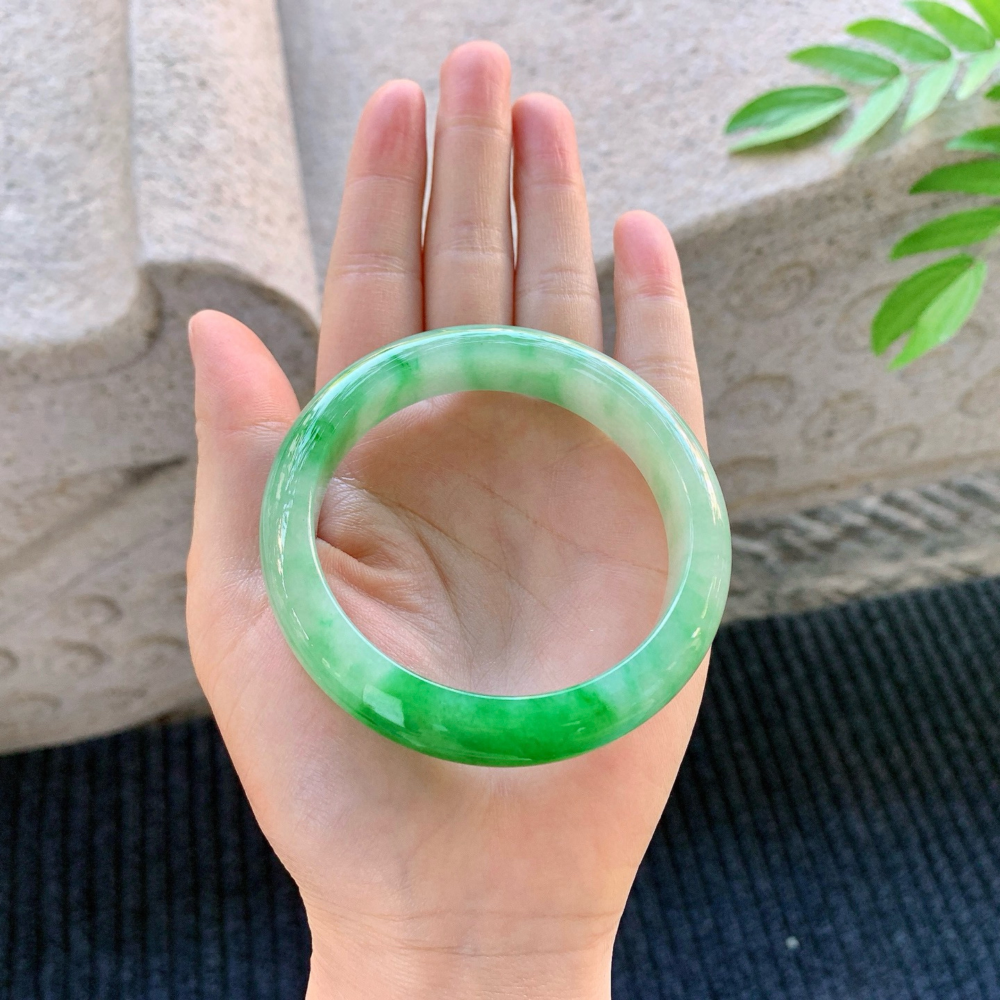 正圈55 56
【圈口】56.8/13/8.4
【描述】冰糯辣绿，水润，种老，细腻，无纹裂！